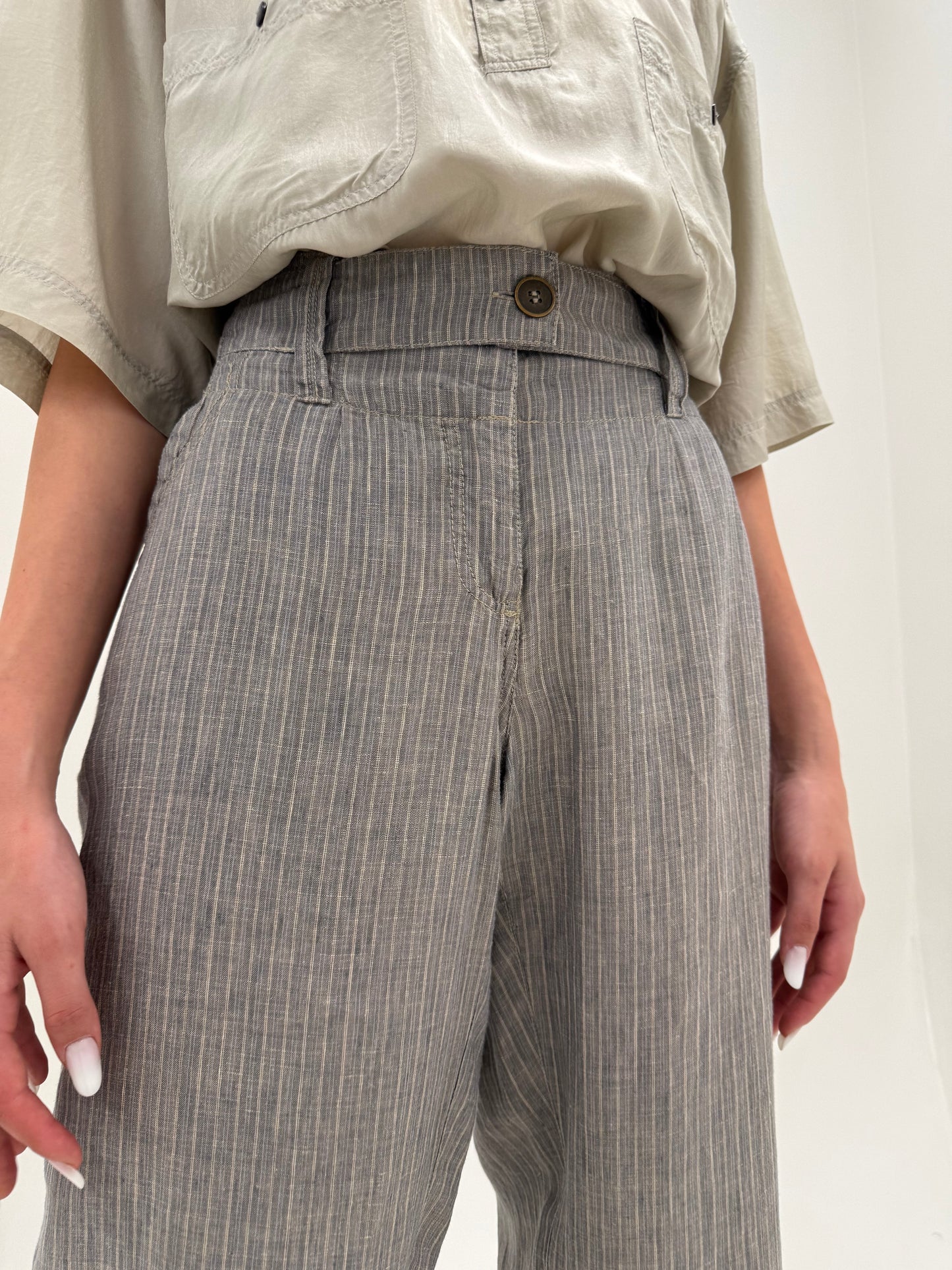 Pantaloni tall warm gray din pânză de in cu pense și dungi fine verticale