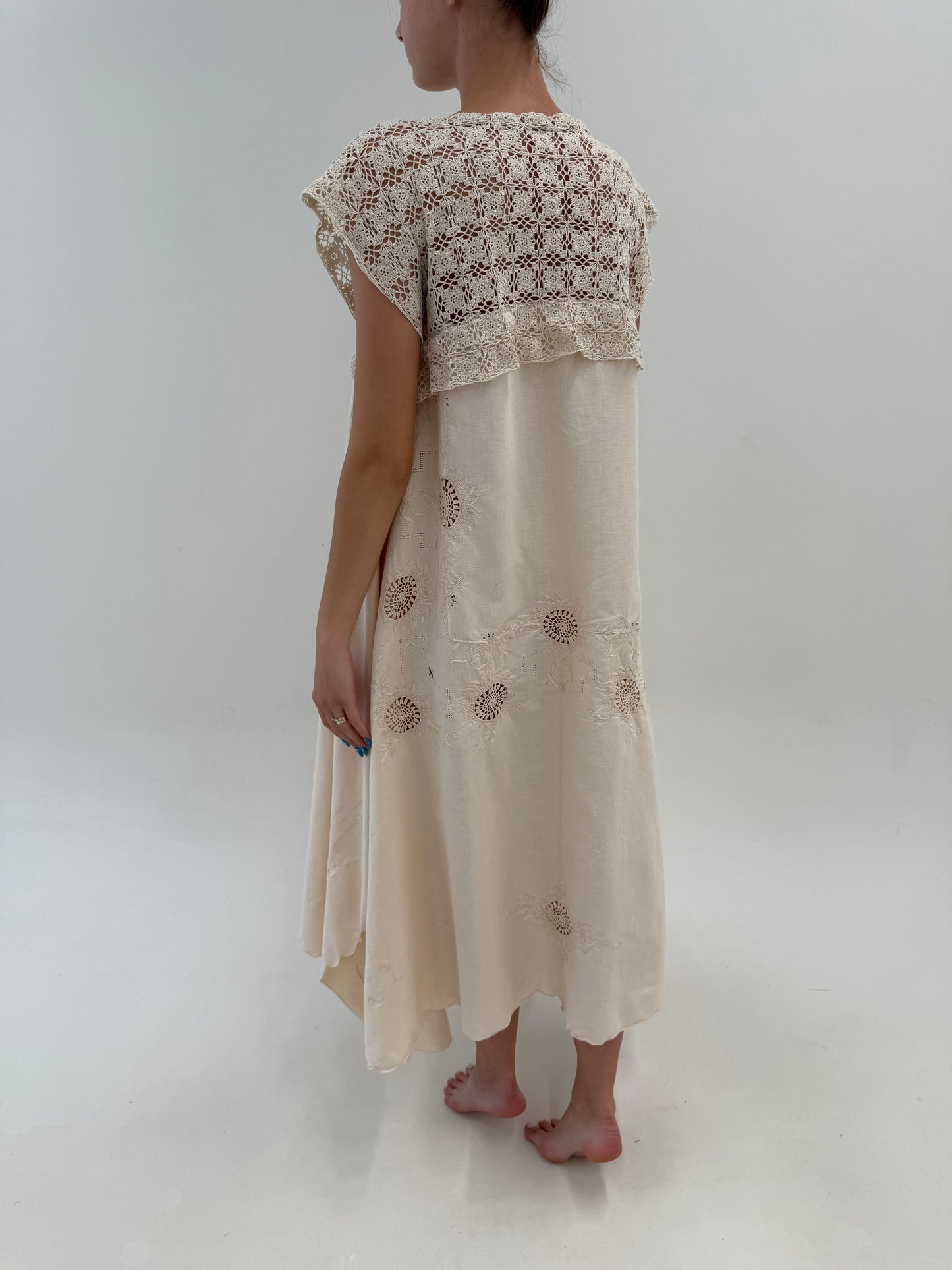 Rochie maxi bijuterie cu broderie manuală și macrame lucrat manual din pânză de in