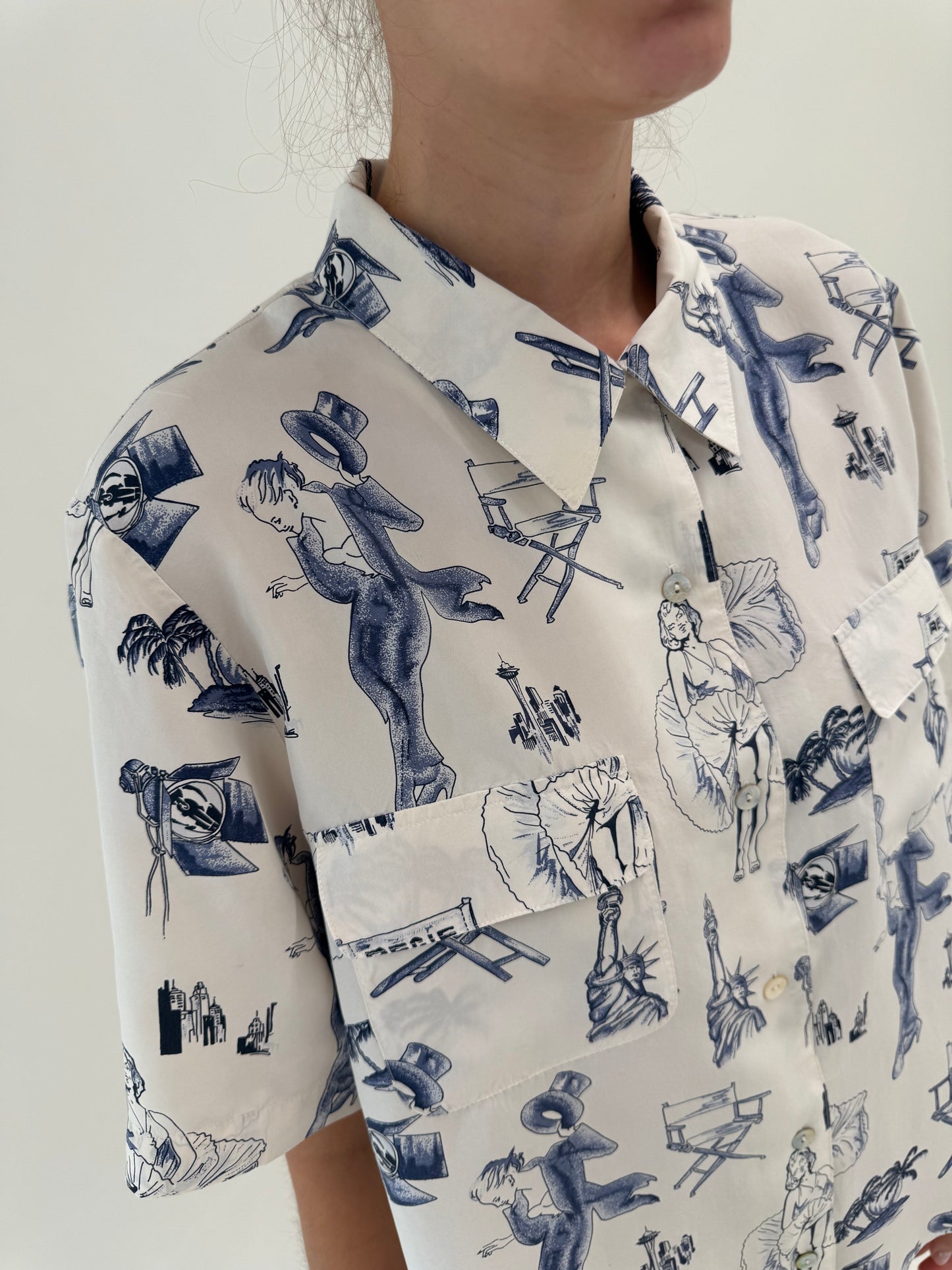 Cămașa din mătase naturală cu print Navy în croi lejer și influențe casual