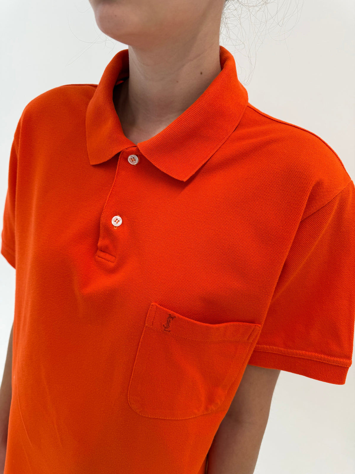 Tricou polo Yves Saint Laurent electric orange din bumbac pique cu logo discret brodat