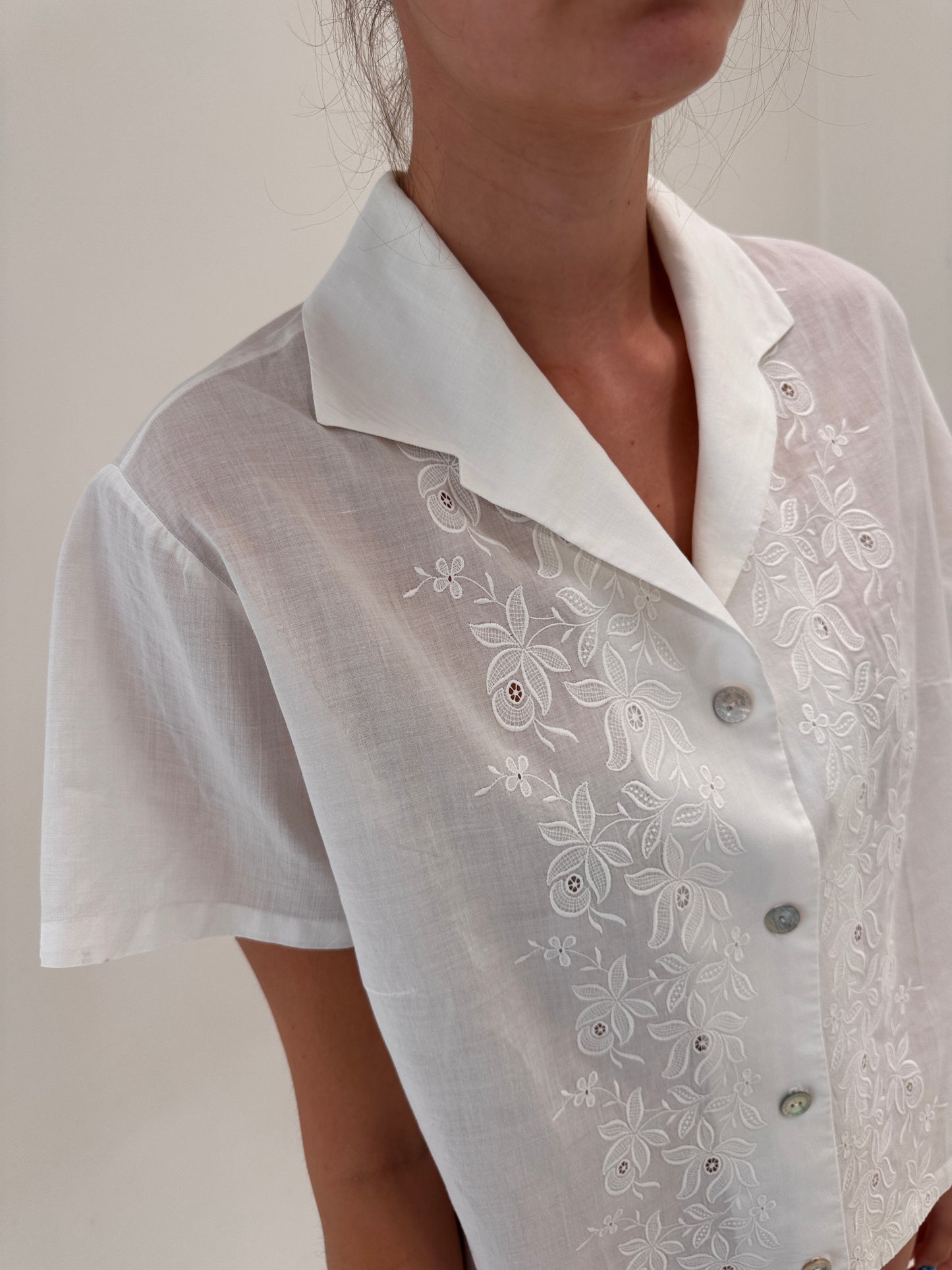 Cămașa excepțională bijuterie din in cu broderie delicată