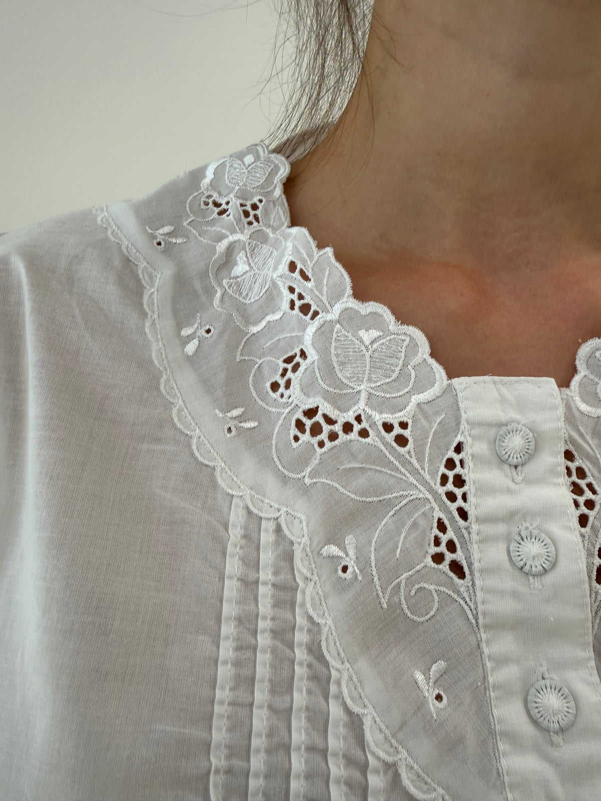 Cămașa vintage cu broderie anglaise și macrame fin cu umeri ușor bufanți