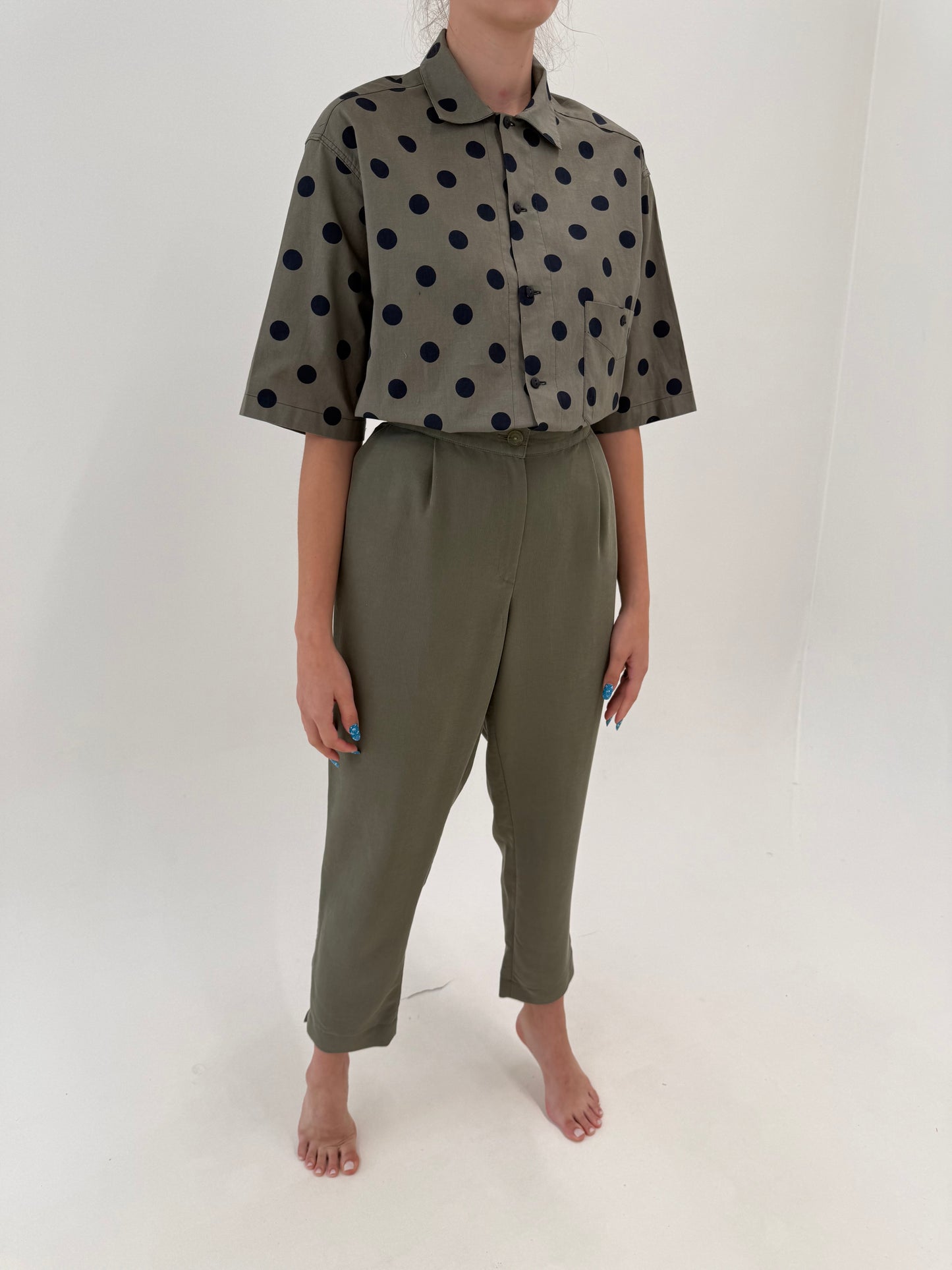 Pantaloni kaki din modal cu solduri generoase și talie elastică