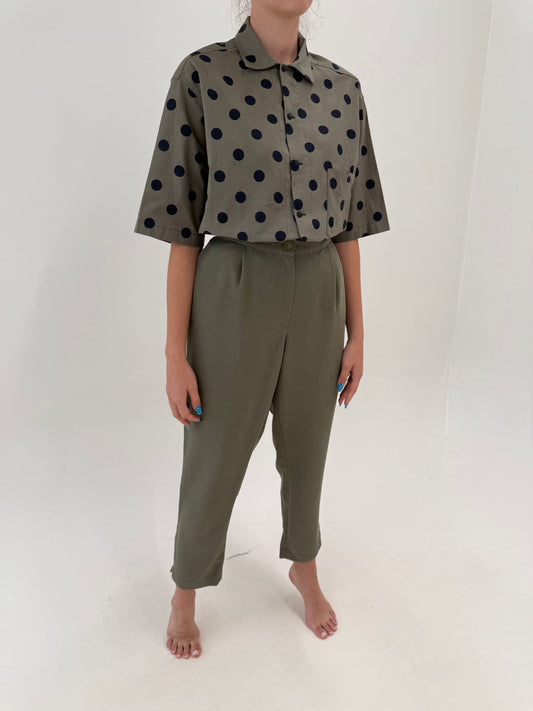 Pantaloni kaki din modal cu solduri generoase și talie elastică