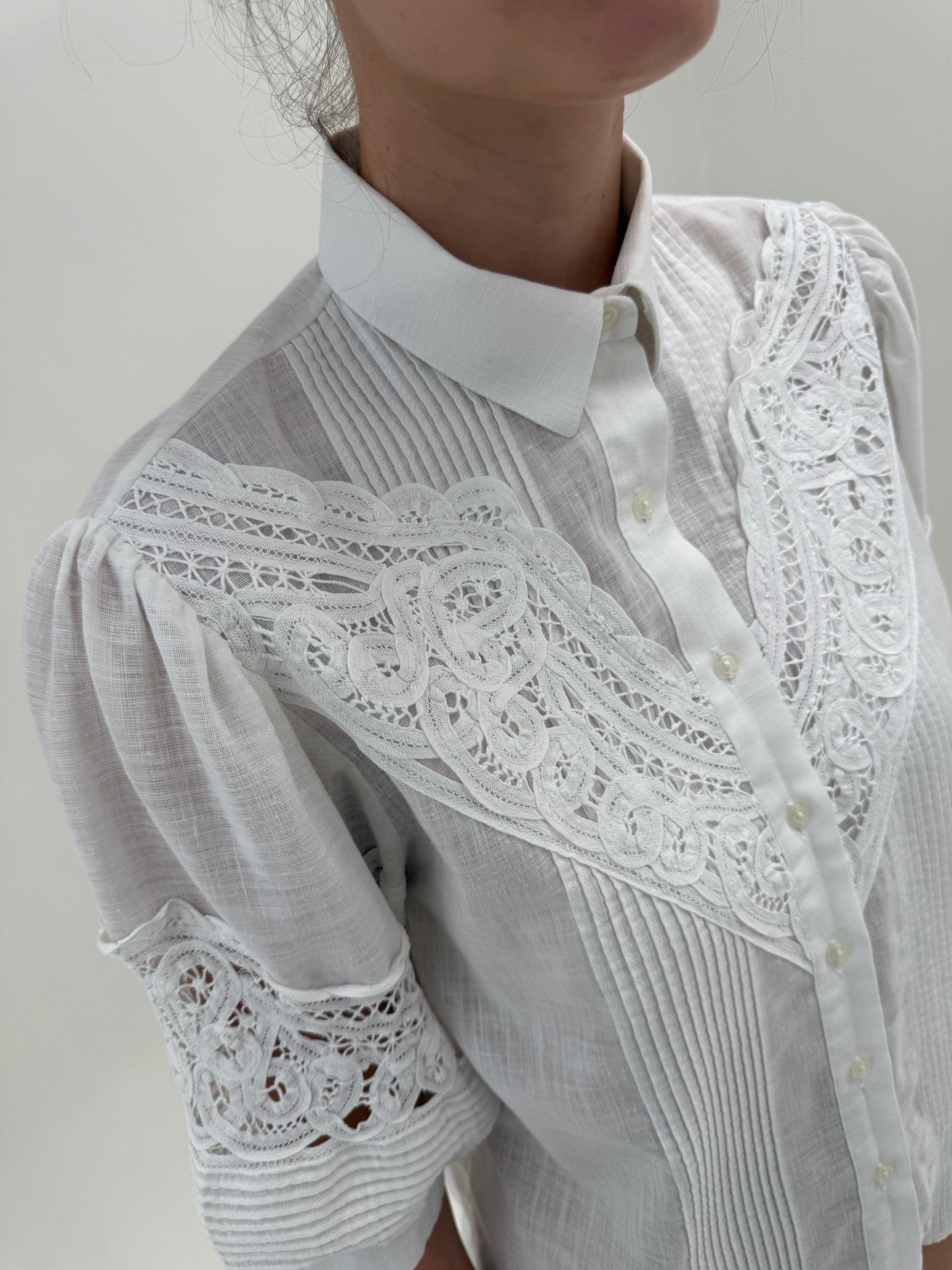 Cămașa vintage bijuterie lucrată manual cu broderie și macrame