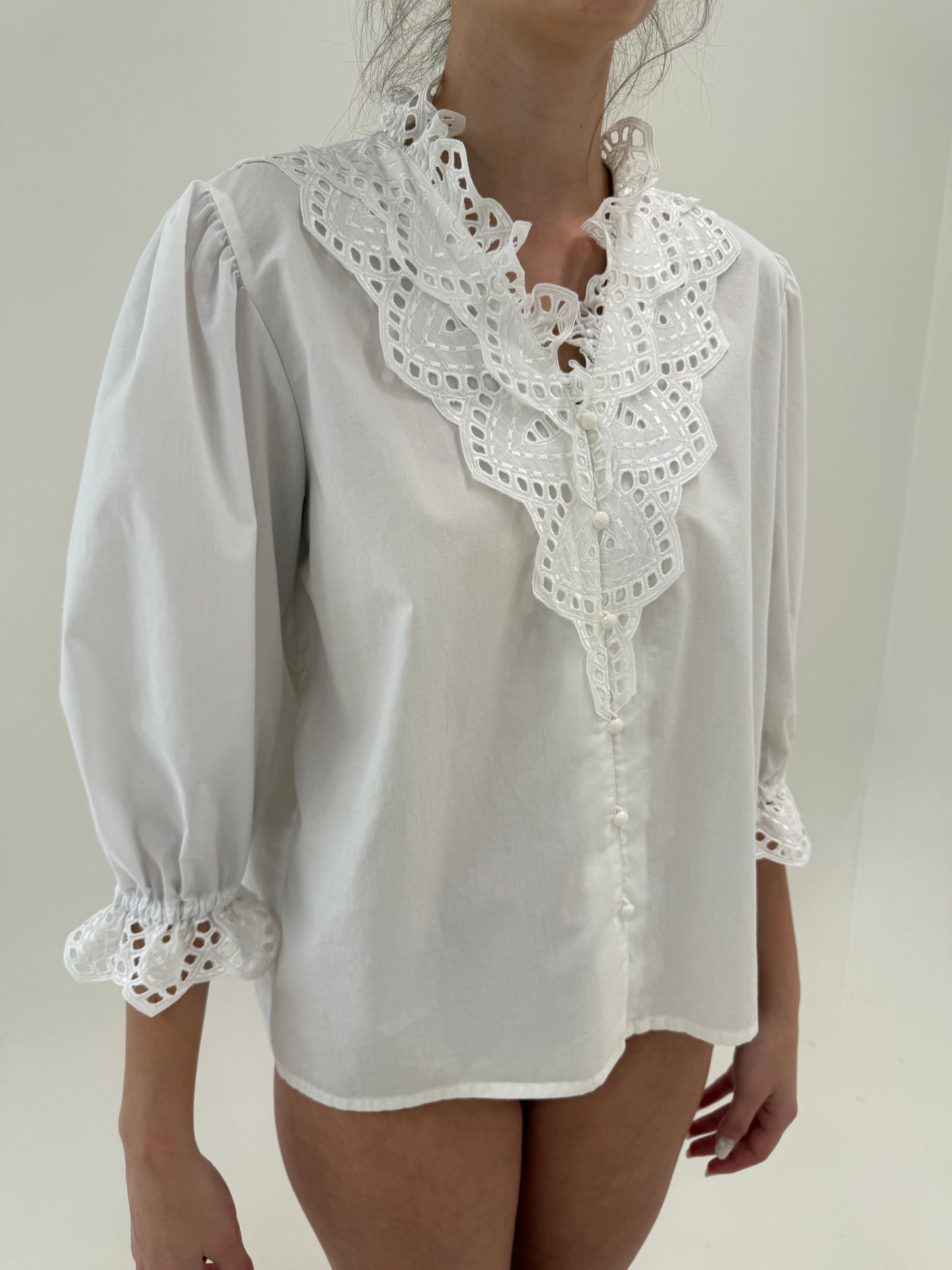 Cămașa vintage din bumbac  cu dantelă și broderie anglaise