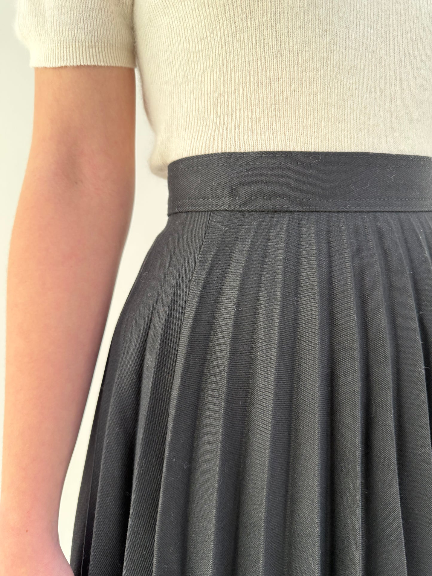 Fustă neagra vintage plisată din lana extrafina cu talie ultra înaltă
