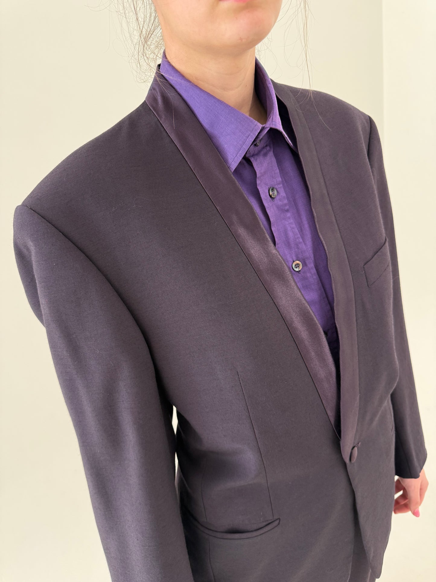 Costum vintage tip smoking aubergine cu revere satinate de la zi la seară