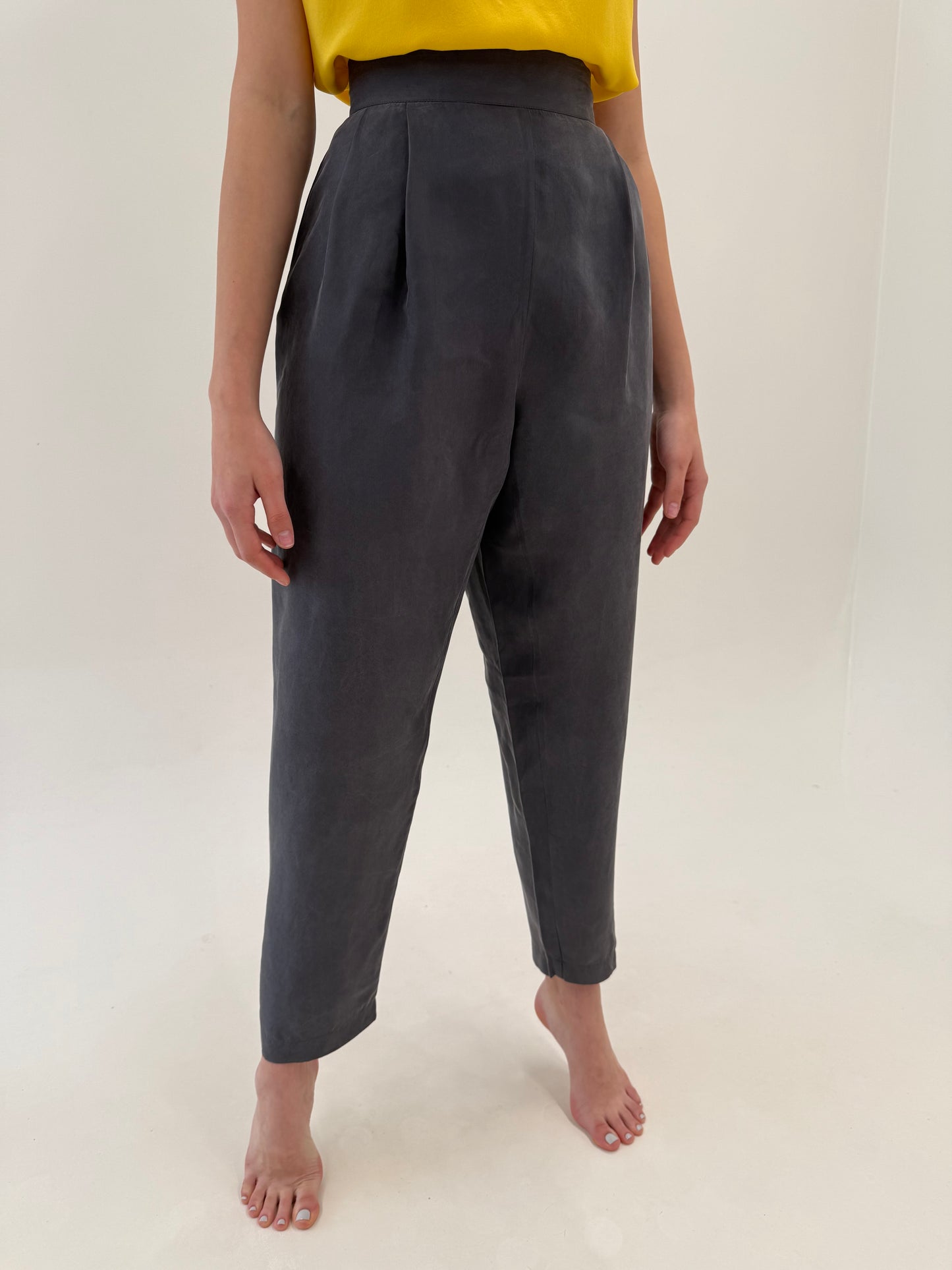 Pantaloni din mătase naturală steel gray cu talie ultra înaltă și pense