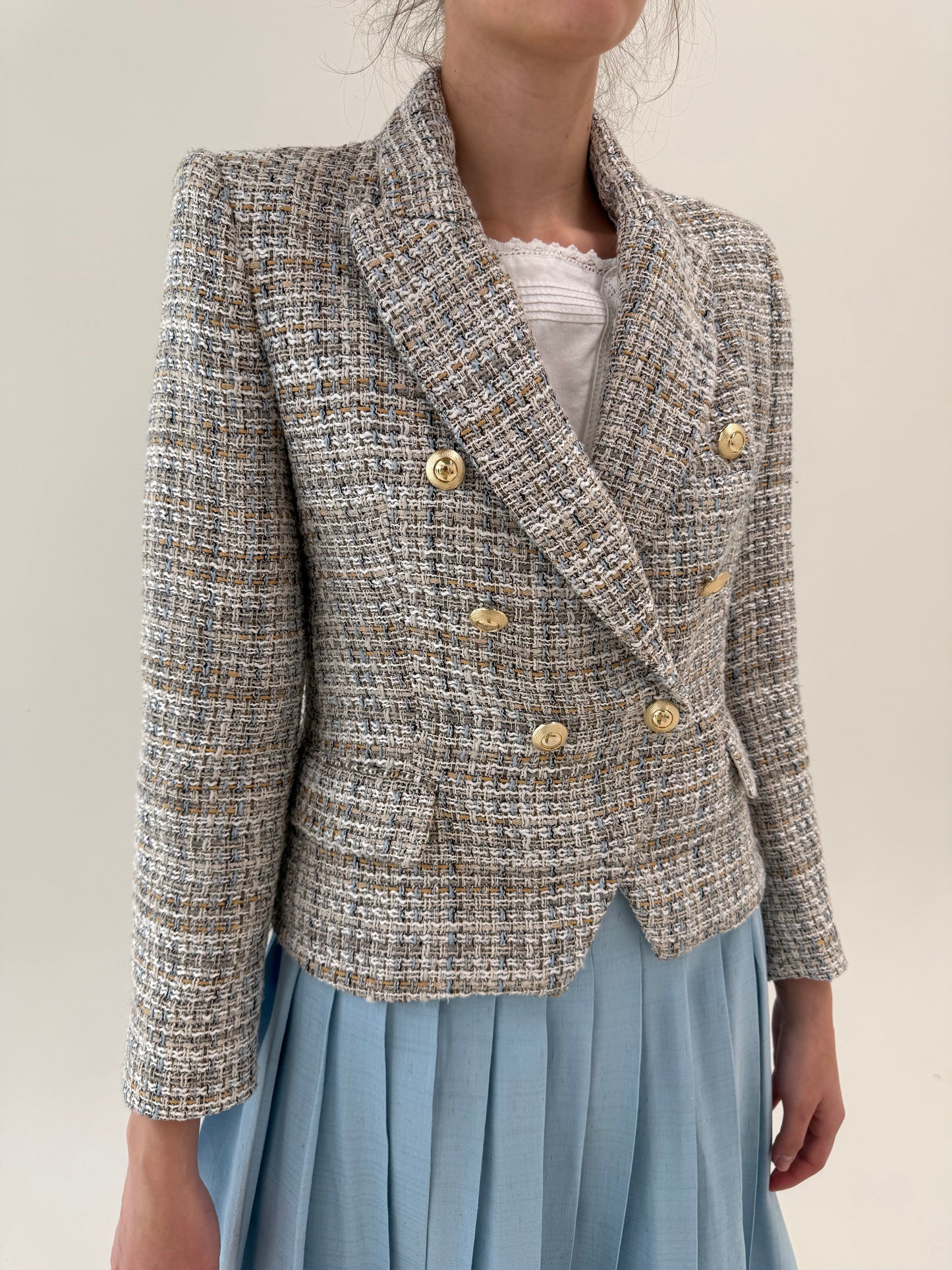 Sacou cambrat din tweed în stil chanel cu nasturi aurii și revere late