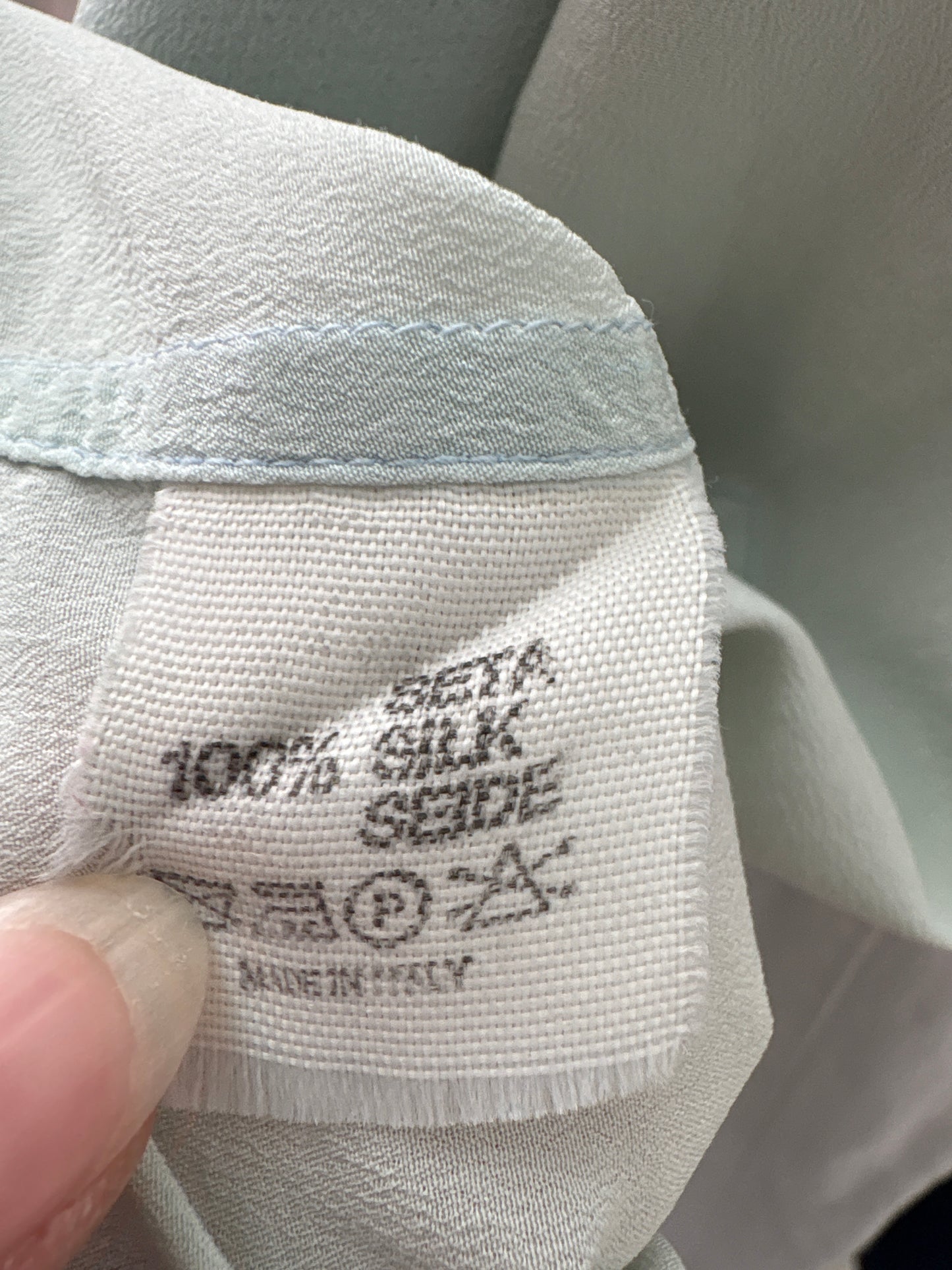 Cămașa dusty mint green din mătase matuala în croi retro modern cu influențe casual