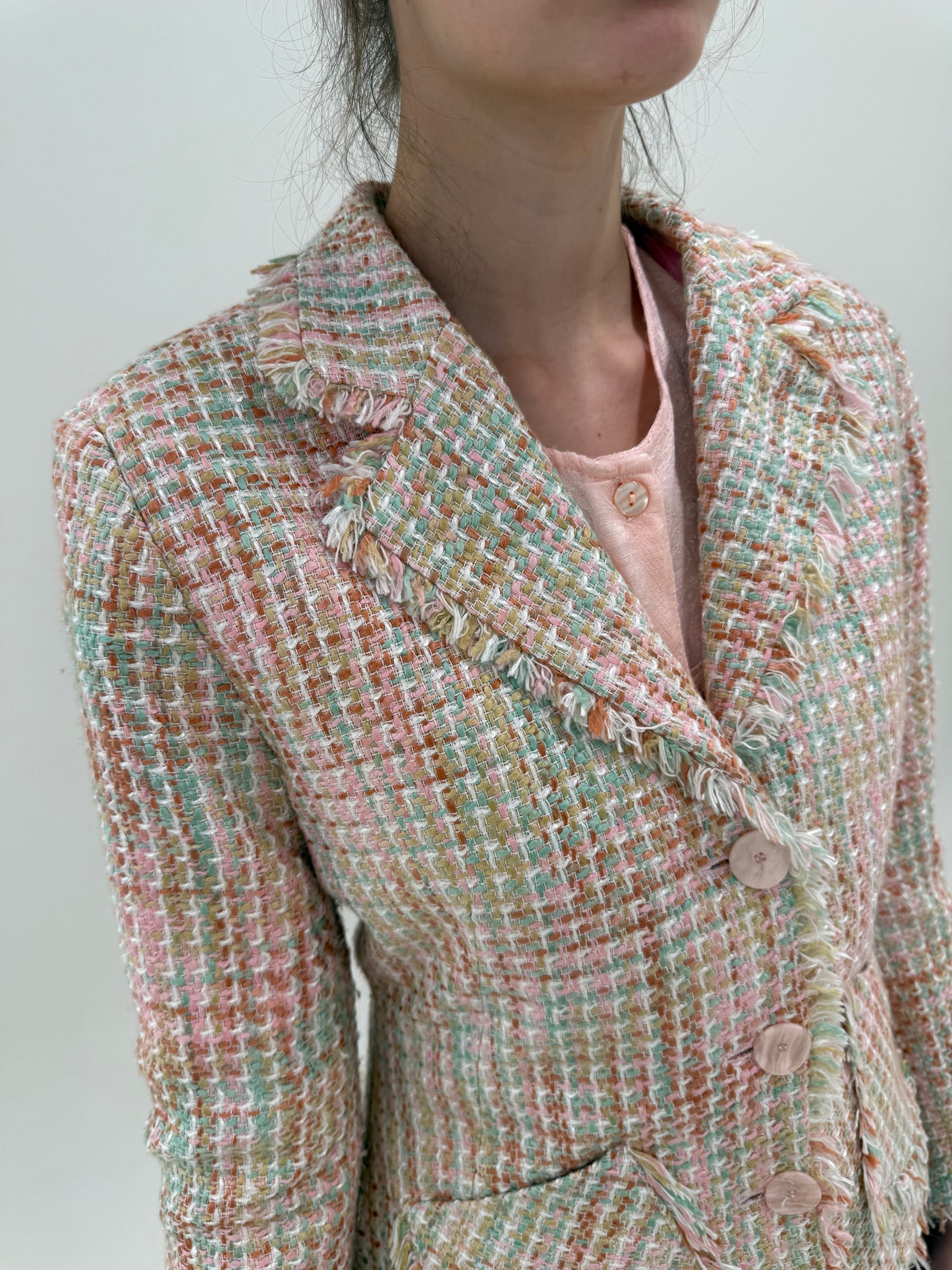 Sacou în stil Chanel din tweed de bumbac în culori pudrate și croi cambrat