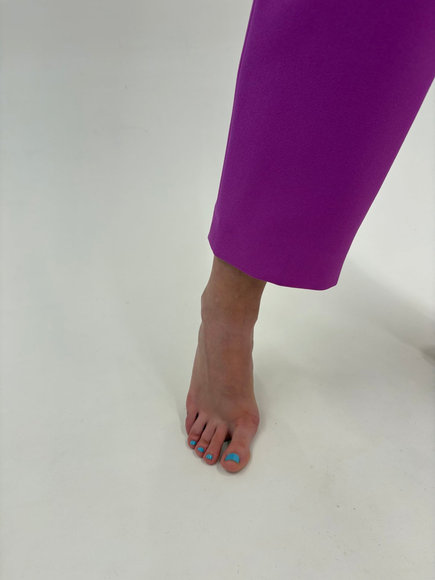 Pantaloni noi Marc Cain cu talie ultra înaltă și pense