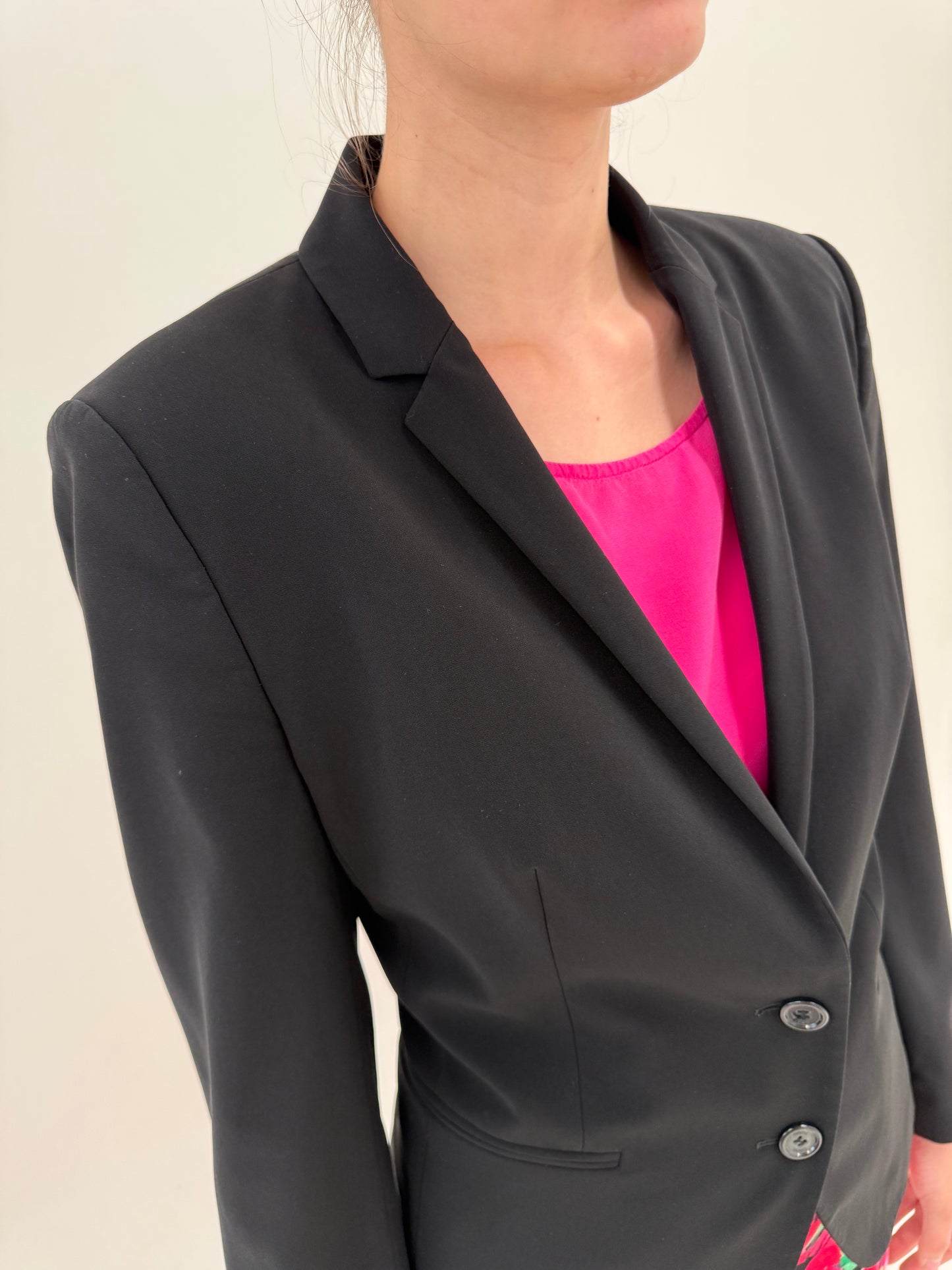 Sacou negru Hugo Boss de vară în croi clasic ușor cambrat