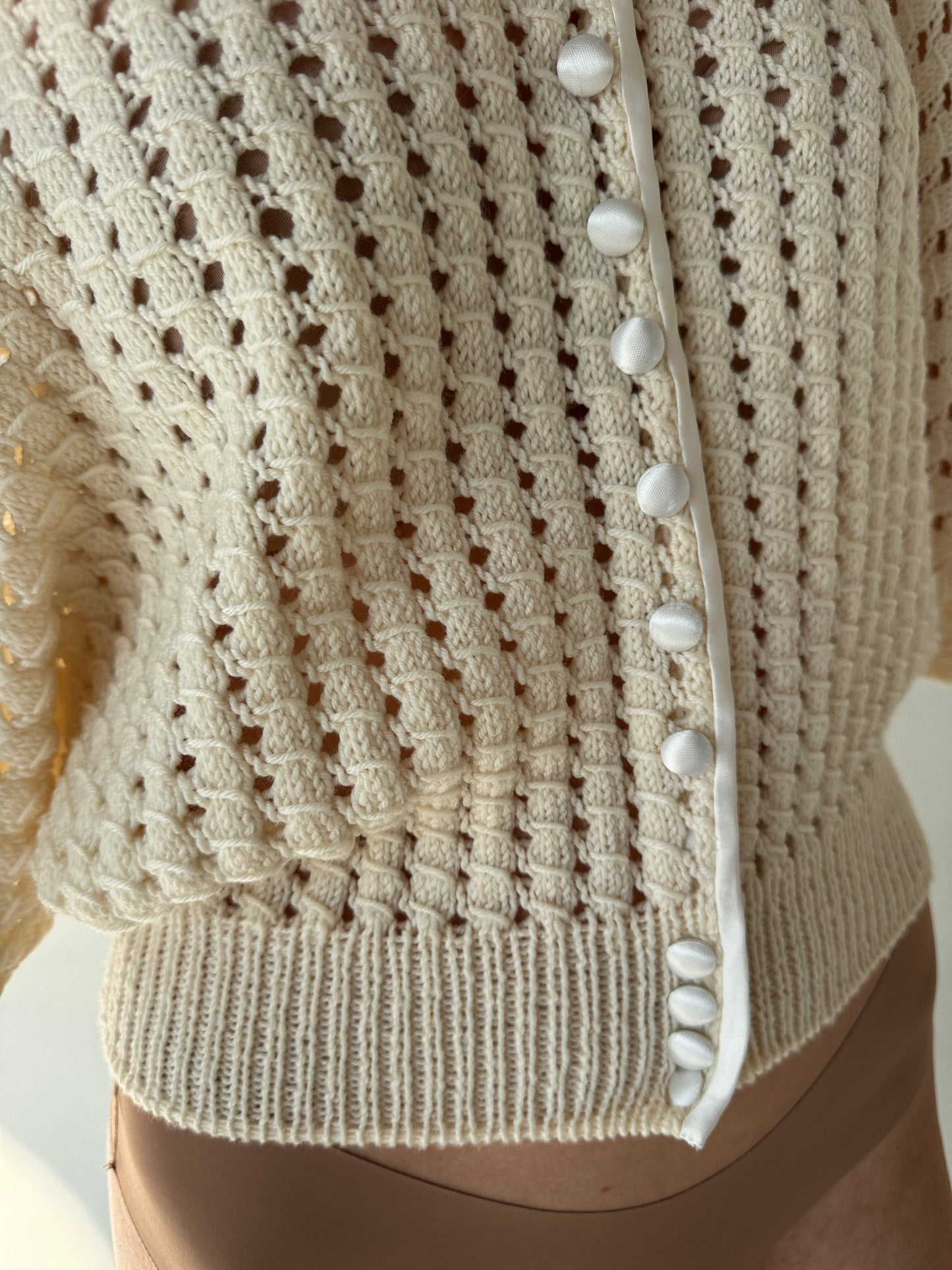 Cardigan vintage butter white din lana extrafina pufoasă cu mânecă fluture