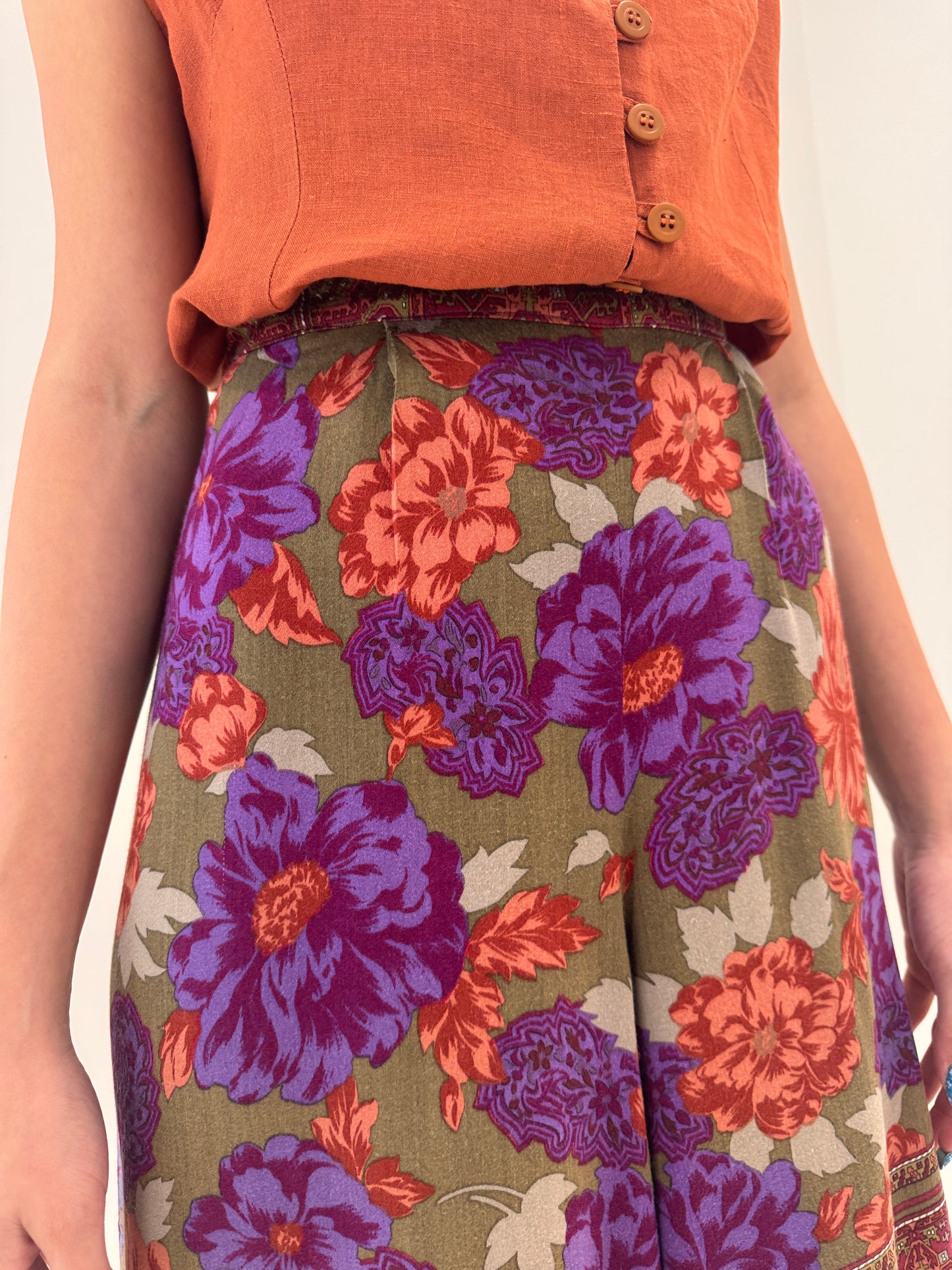 Pantaloni vintage în culori superbe din bumbac moale in croi sub genunchi