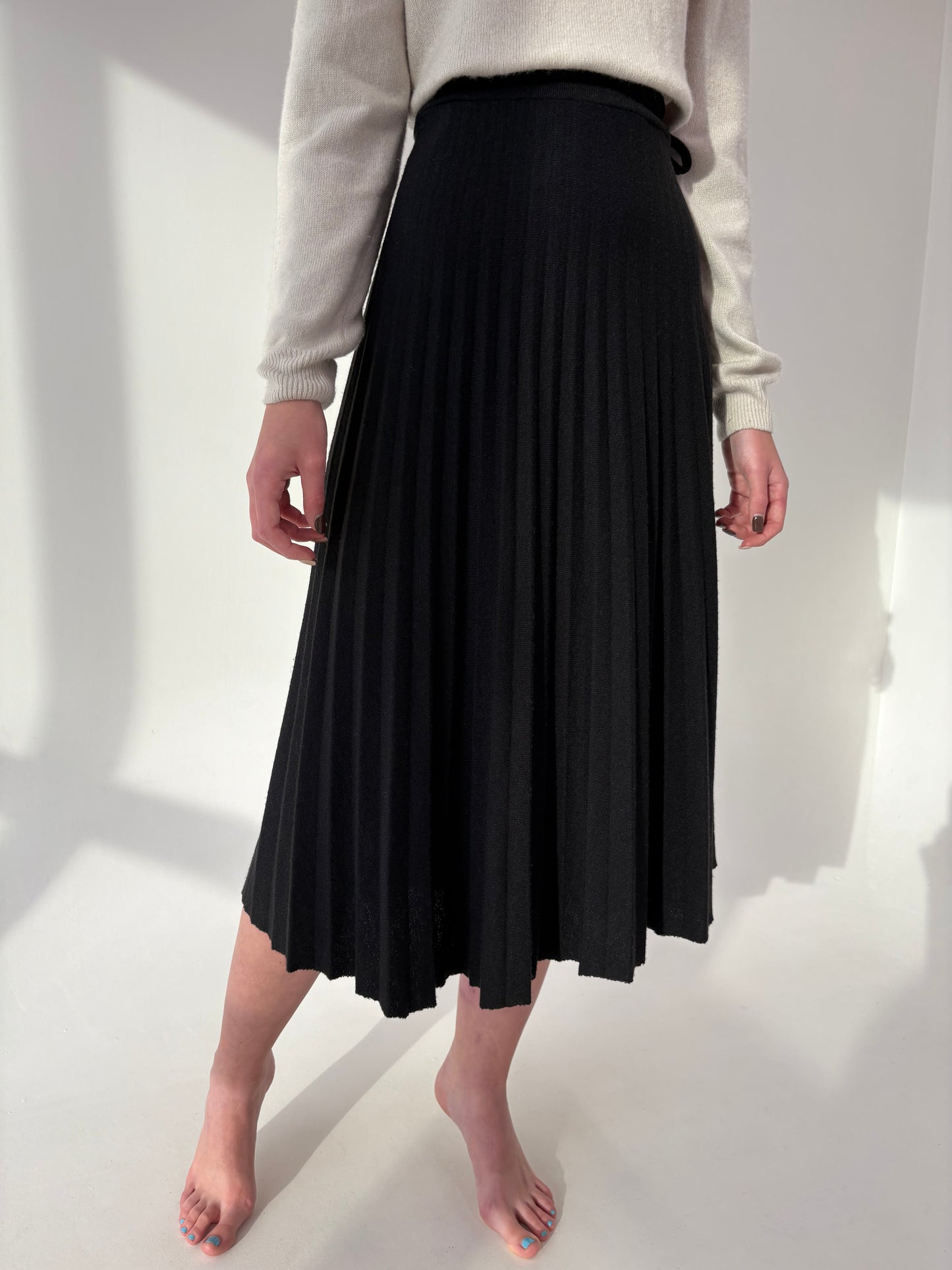 Fustă neagră plisată din tricot extrafina din mix de lana