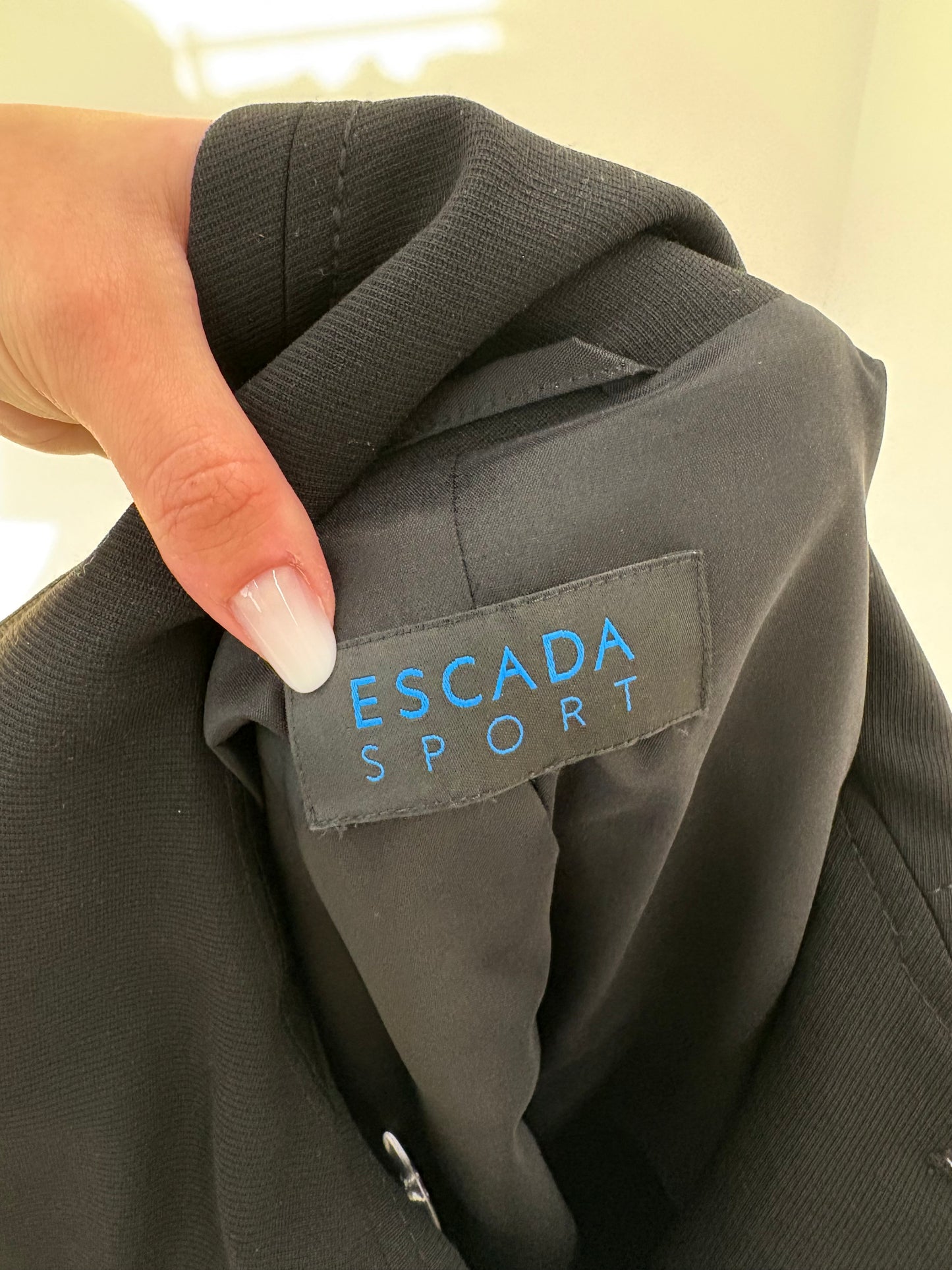 Sacou negru Escada cambrat cu influențe super actuale soft military