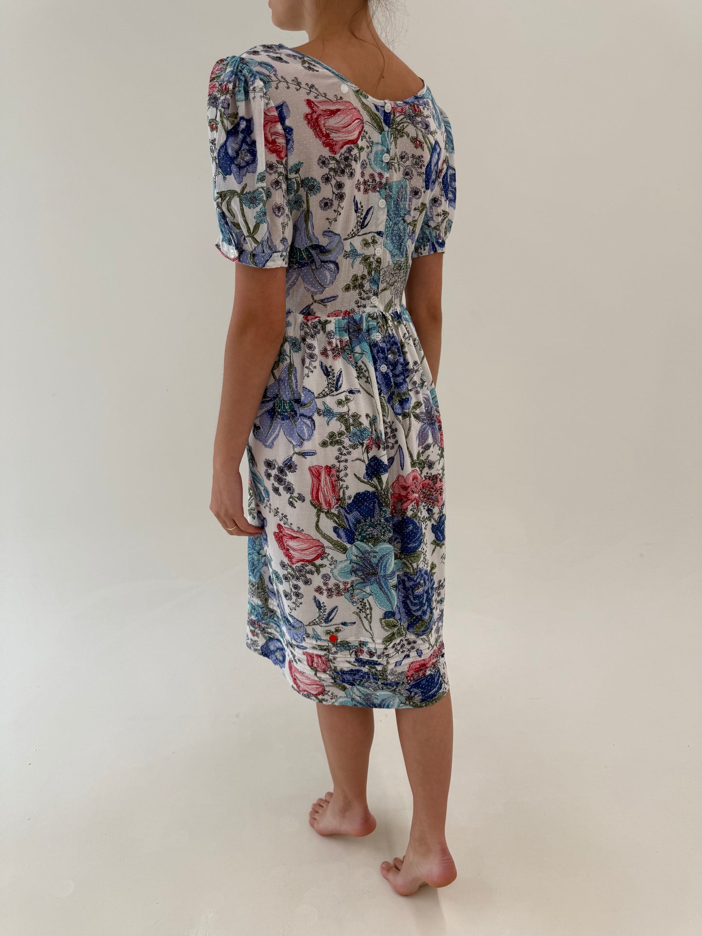 Rochie vintage ultra feminină și vaporoasă din panzica texturată cu buline