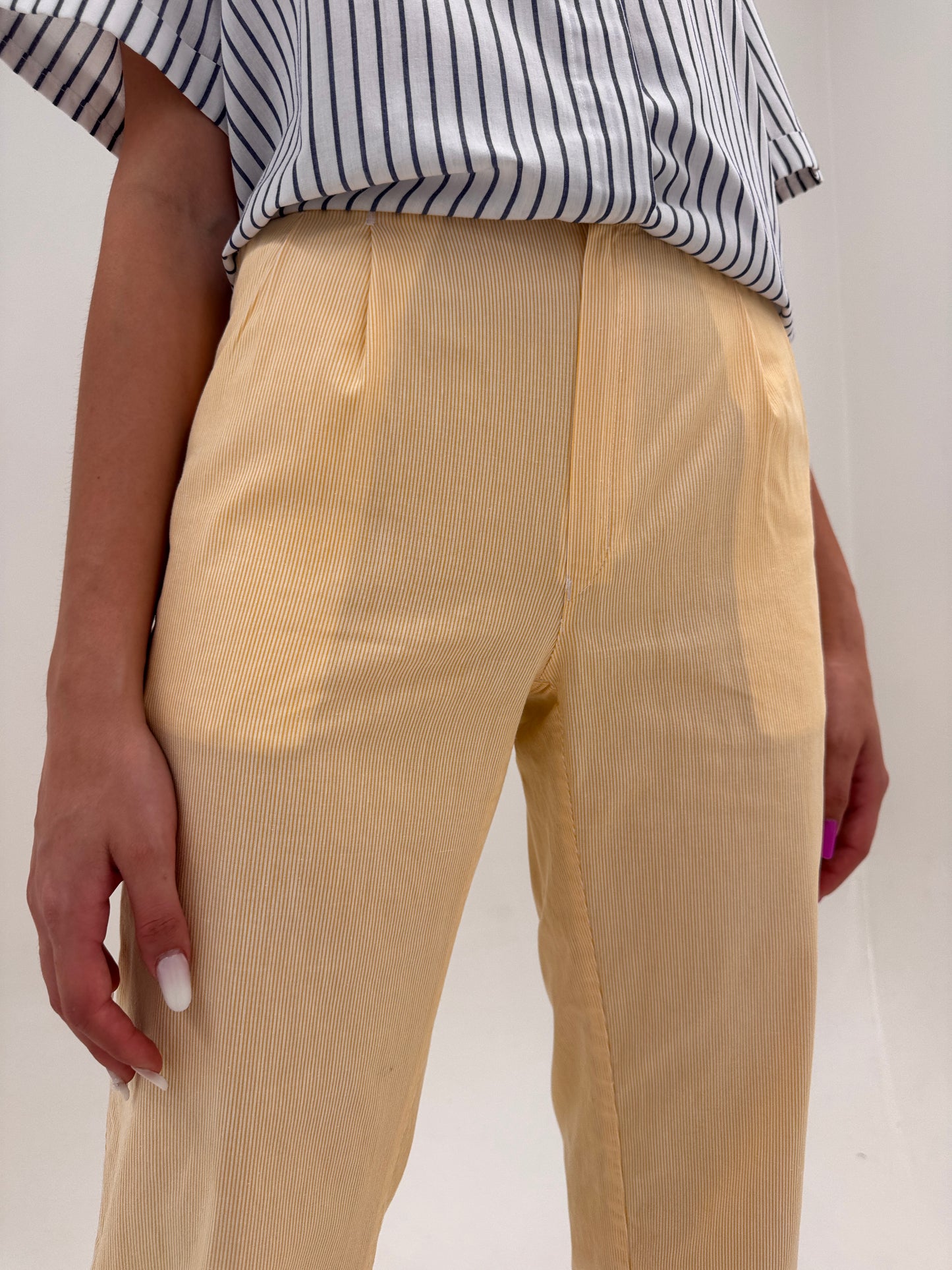 Pantaloni butter yellow tall in dungi fine verticale din panzica de bumbac