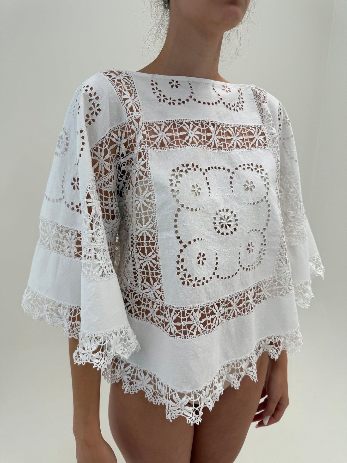 Tunica excepțională din pânză de in lucrată manual cu macrame și broderie