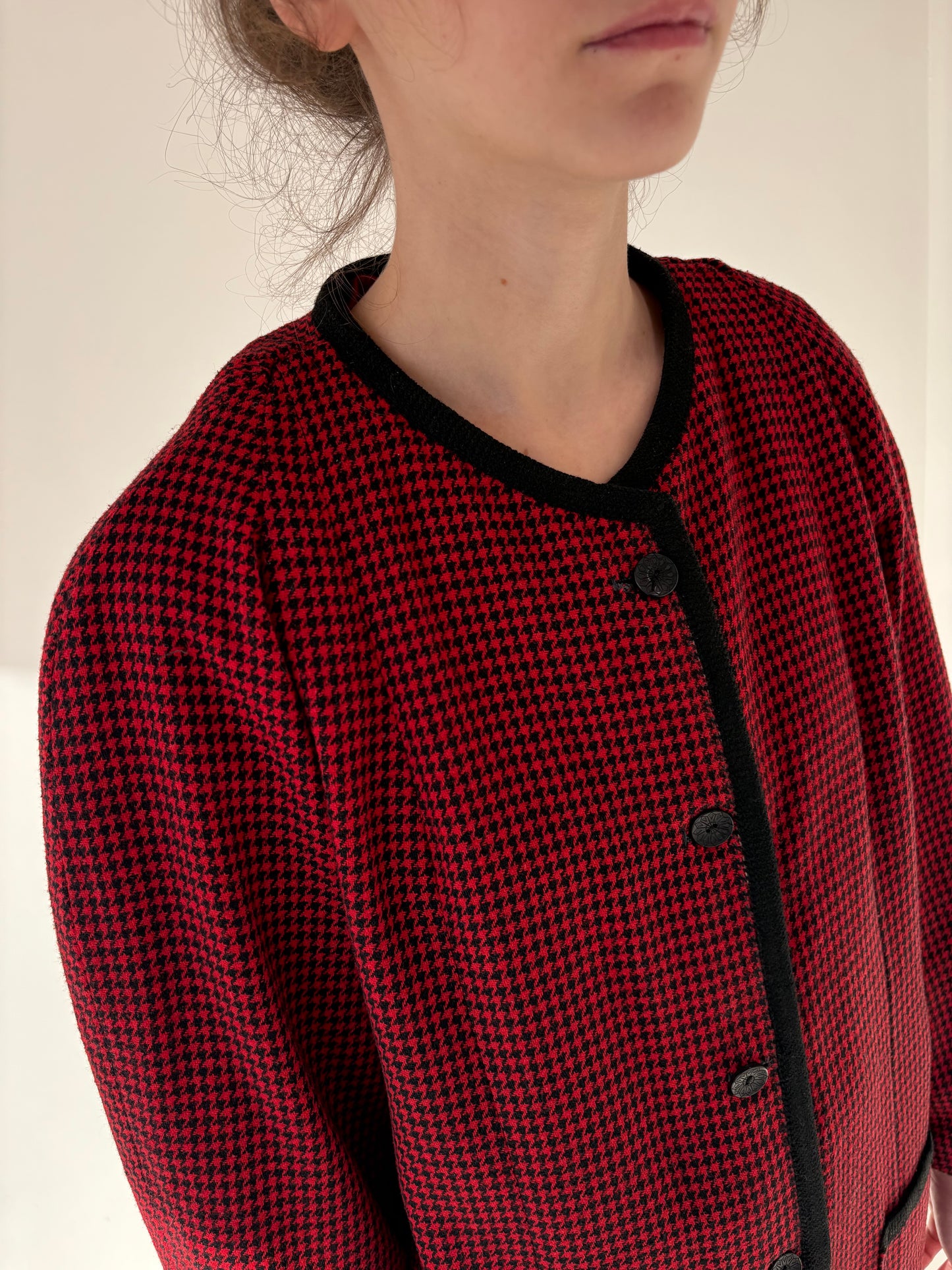 Pardesiu on stil Chanel dark cherry în carouri fine din lana