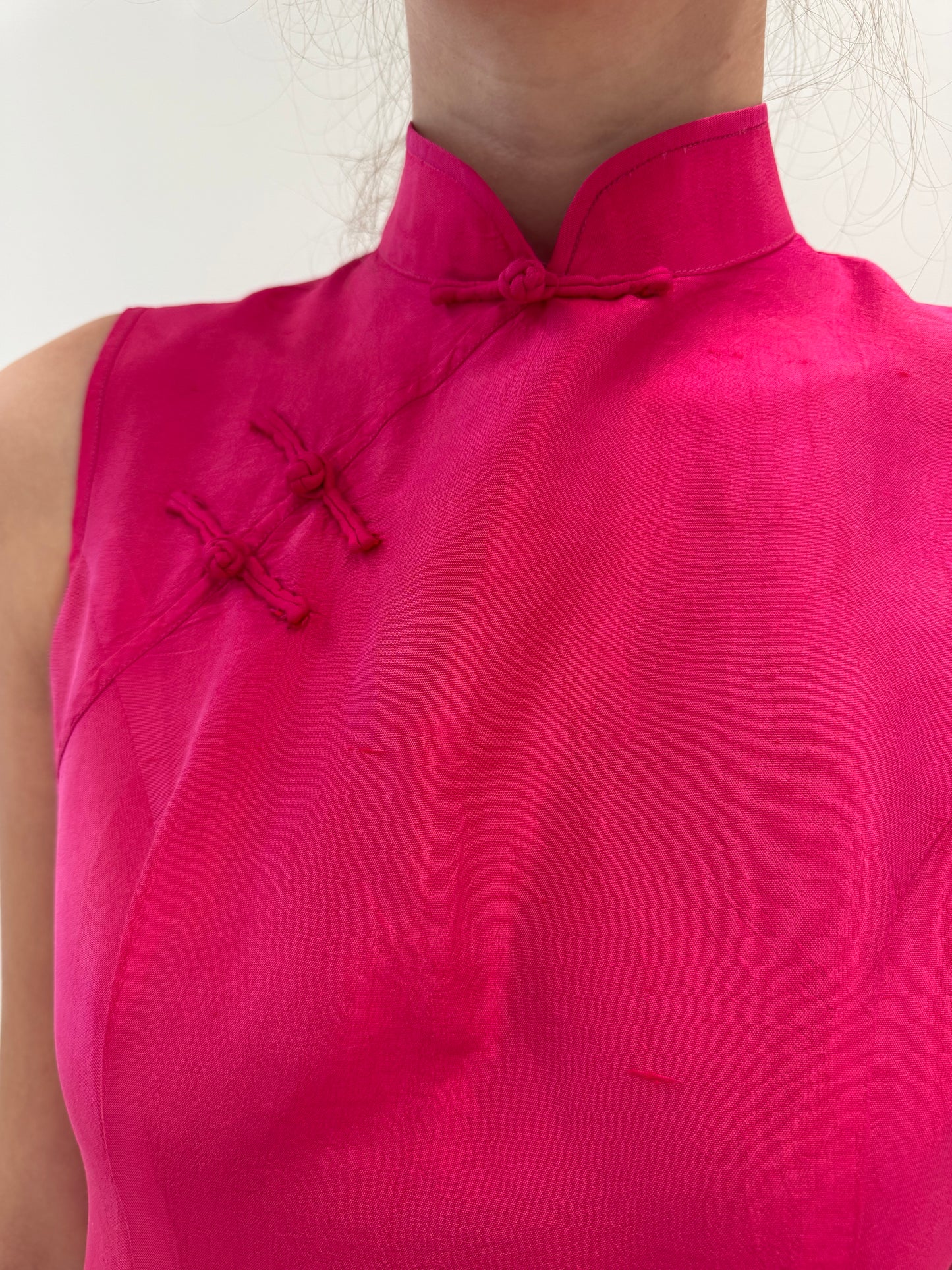 Rochie fucsia din mătase naturală structurată cu influențe asiatice