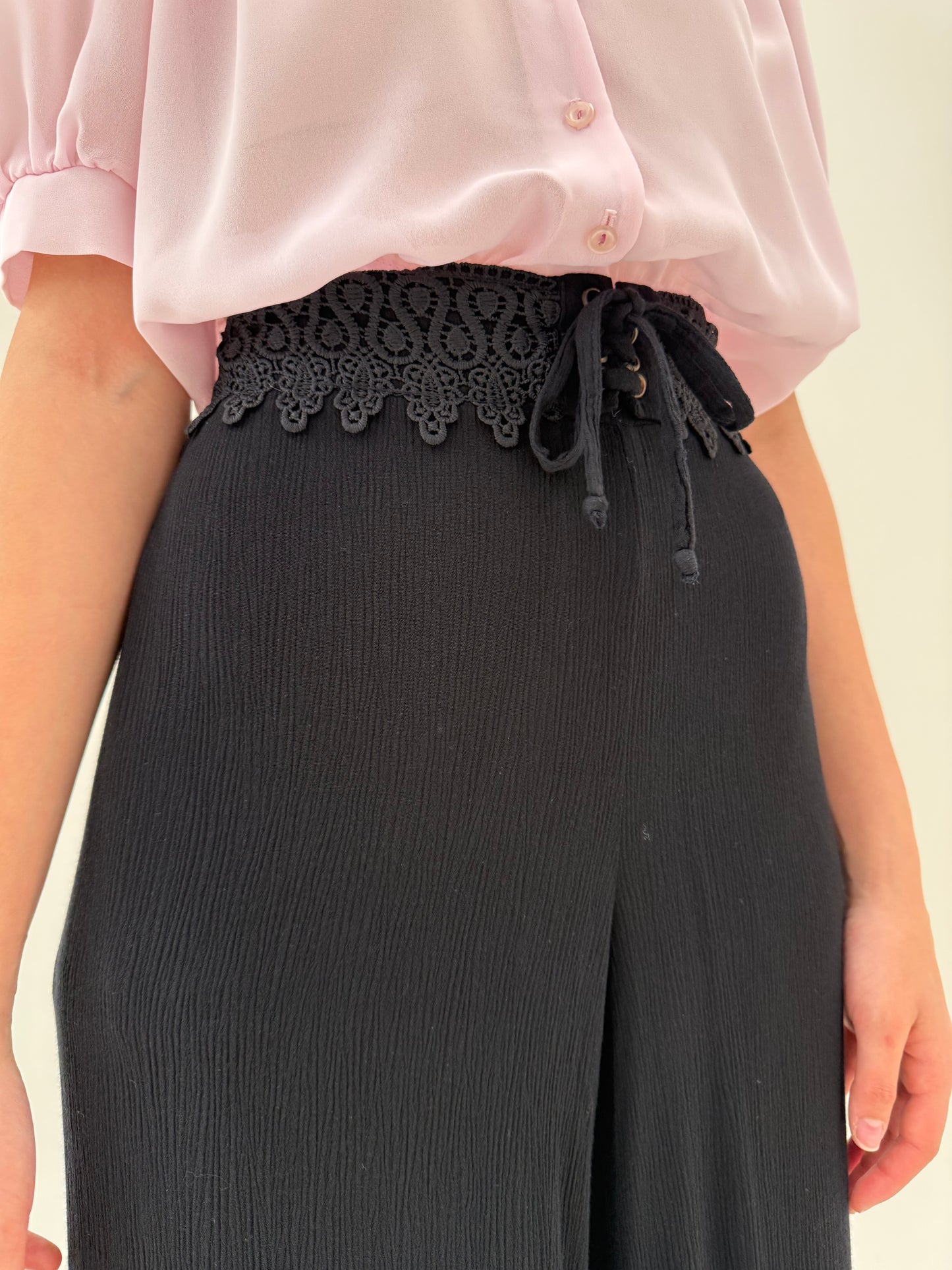 Pantaloni palazzo cu talie ultra înaltă din panzica și dantelă macrame