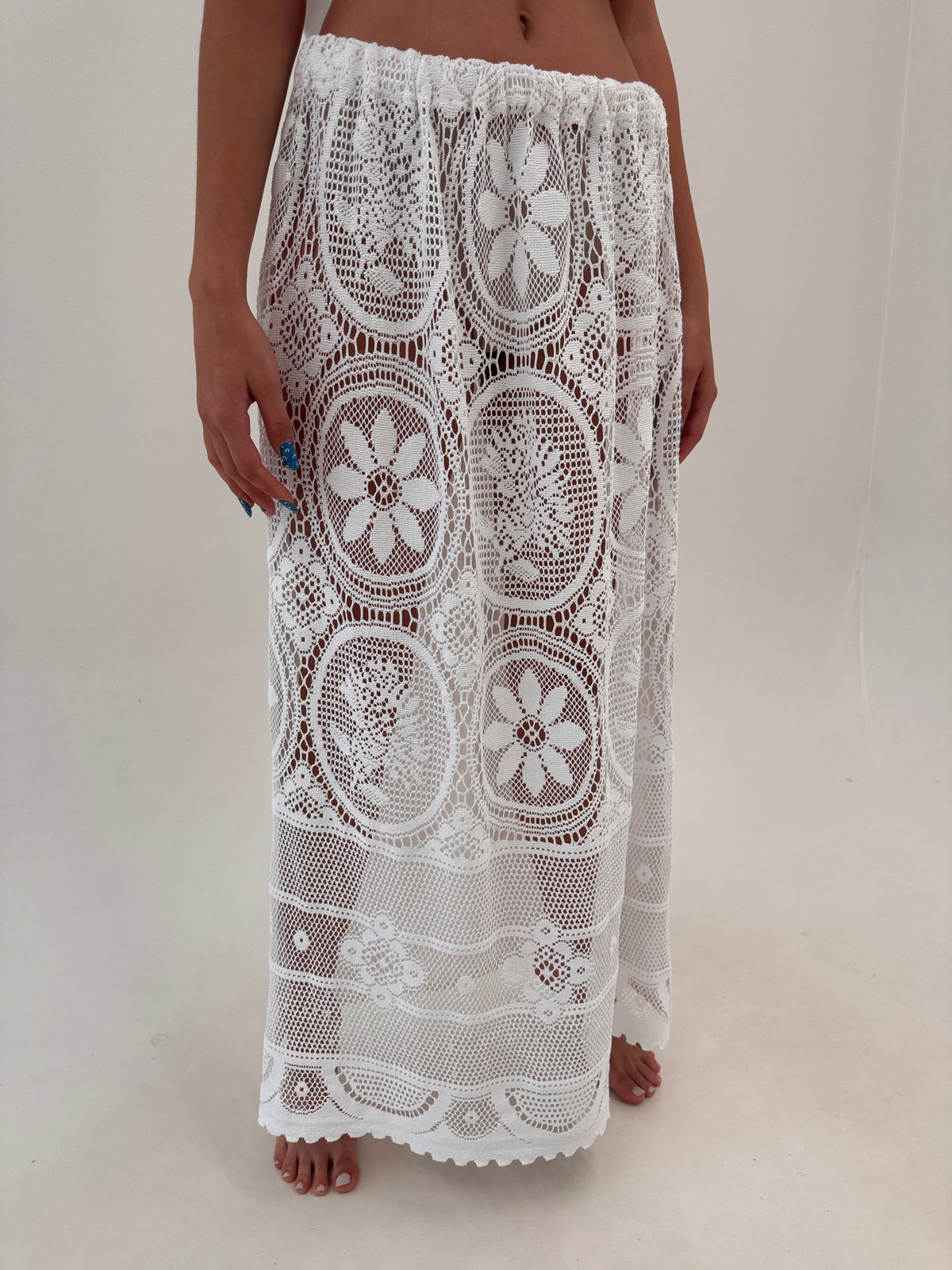 Set excepțional din macrame fin și pânză de in pa spate cu tunica lungă și fustă maxi