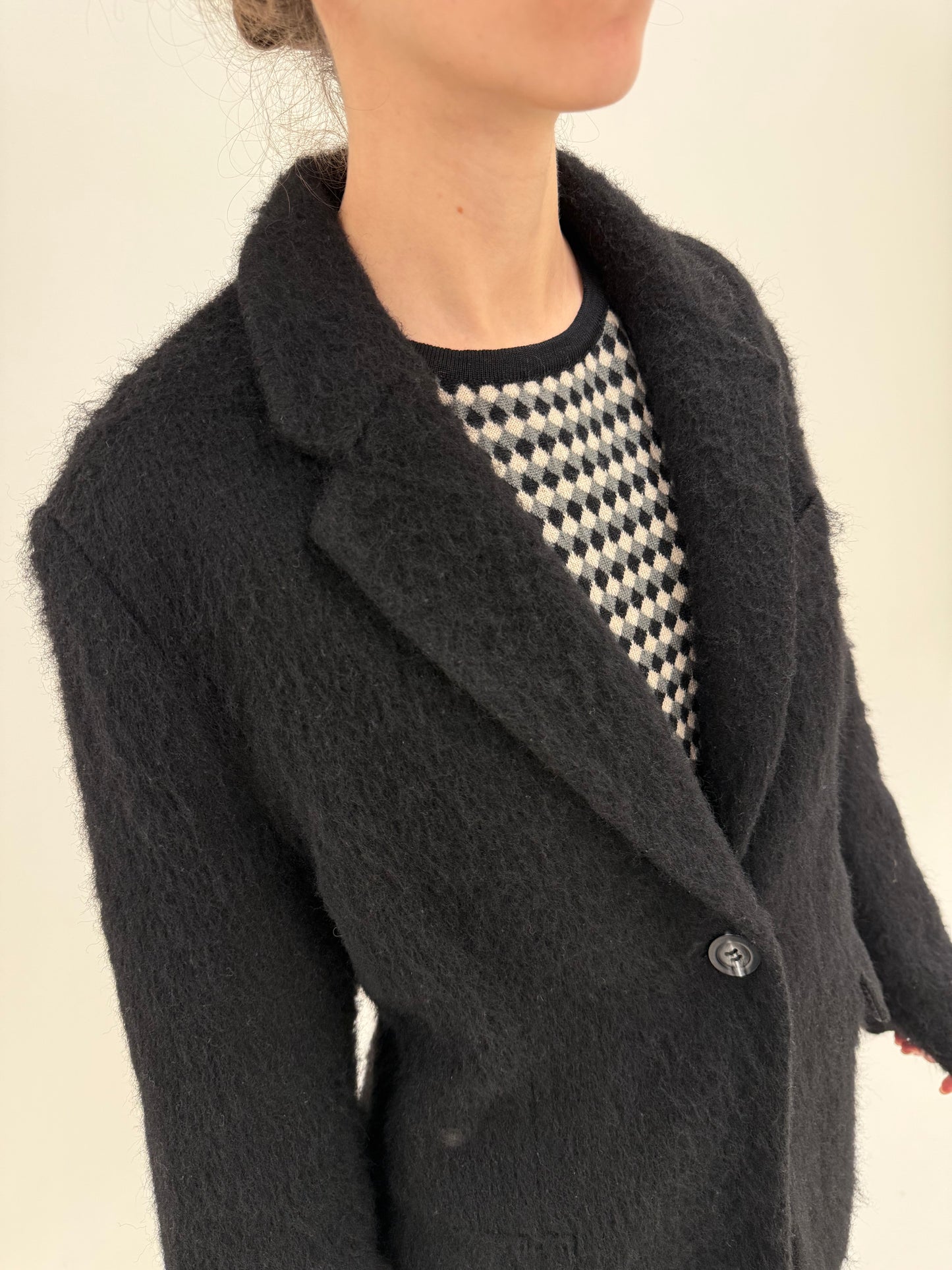 Sacou negru gros cu închidere tip smoking din lana cu aspect de blăniță