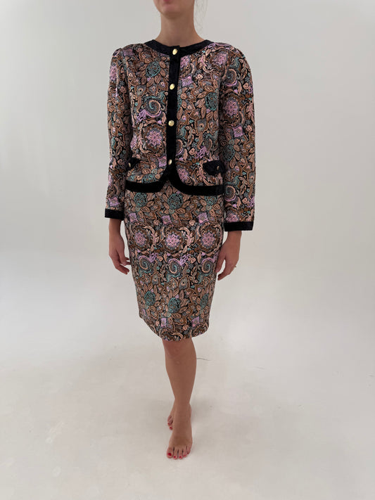Set bijuterie in stil chanel din brocart prețios cu fustă creion cu buzunare și sacou boxy