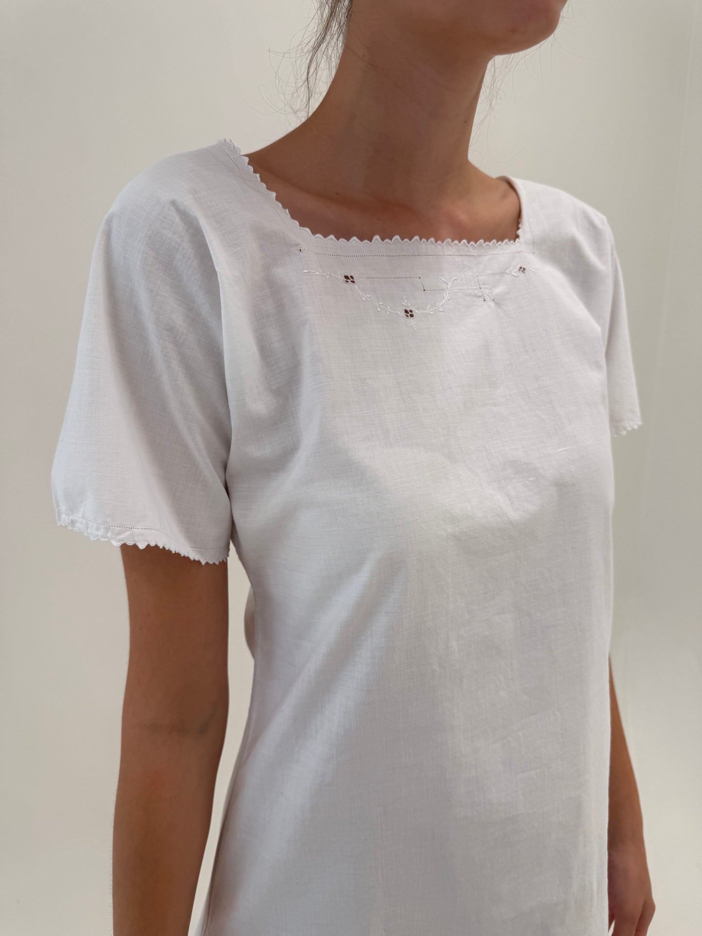 Rochie vintage din pânză de in excepțional cu broderie manuală