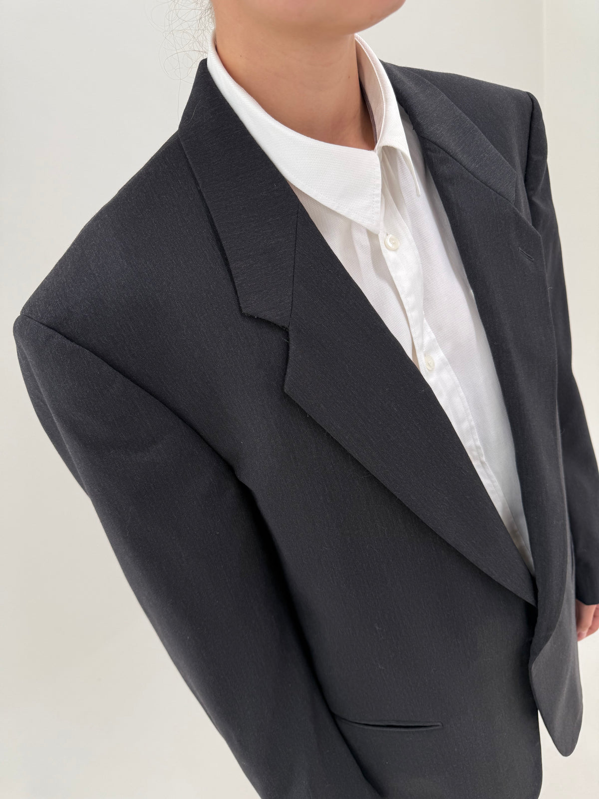 Sacou Loro Piana charcoal gray din lana extrafina în croi actual