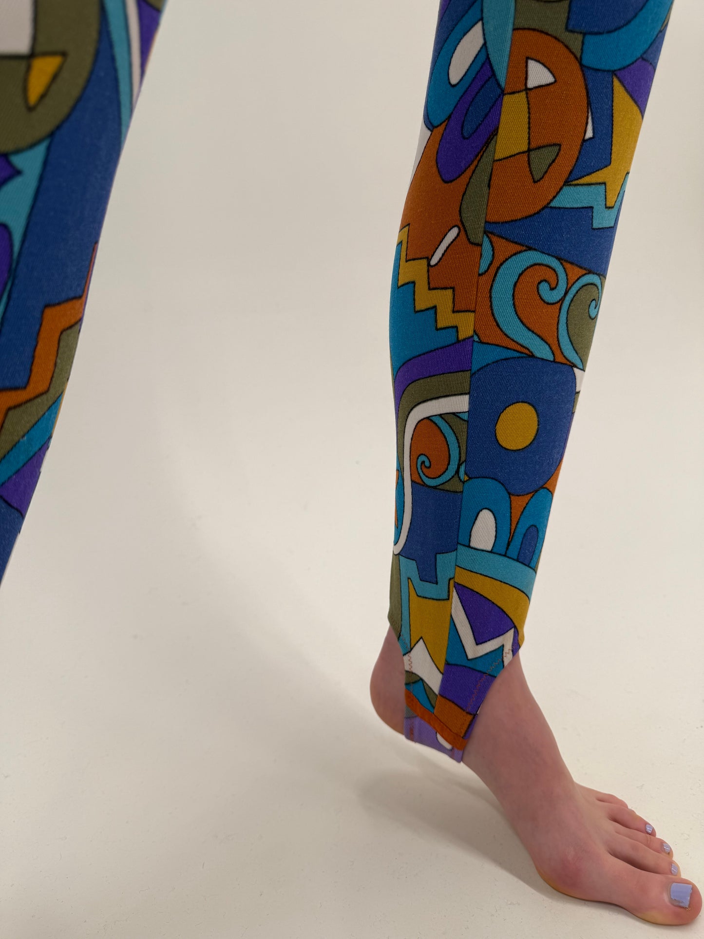 Pantaloni vintage în croi super revenit în trend cu print în stil Pucci