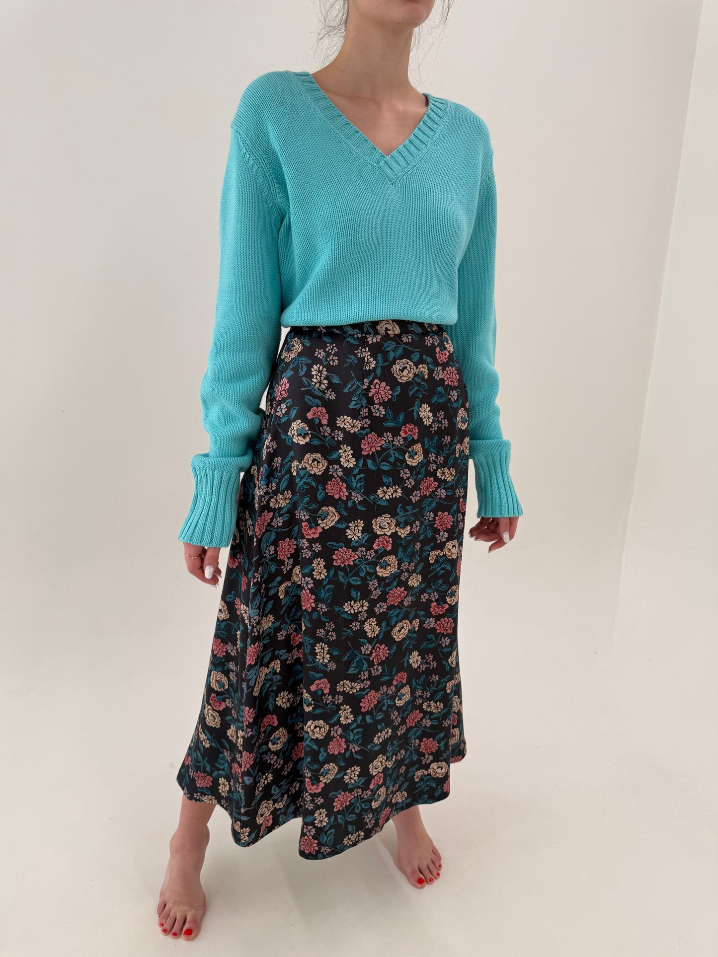 Fustă maxi satinata neagră cu print floral în bie de la zi la seară