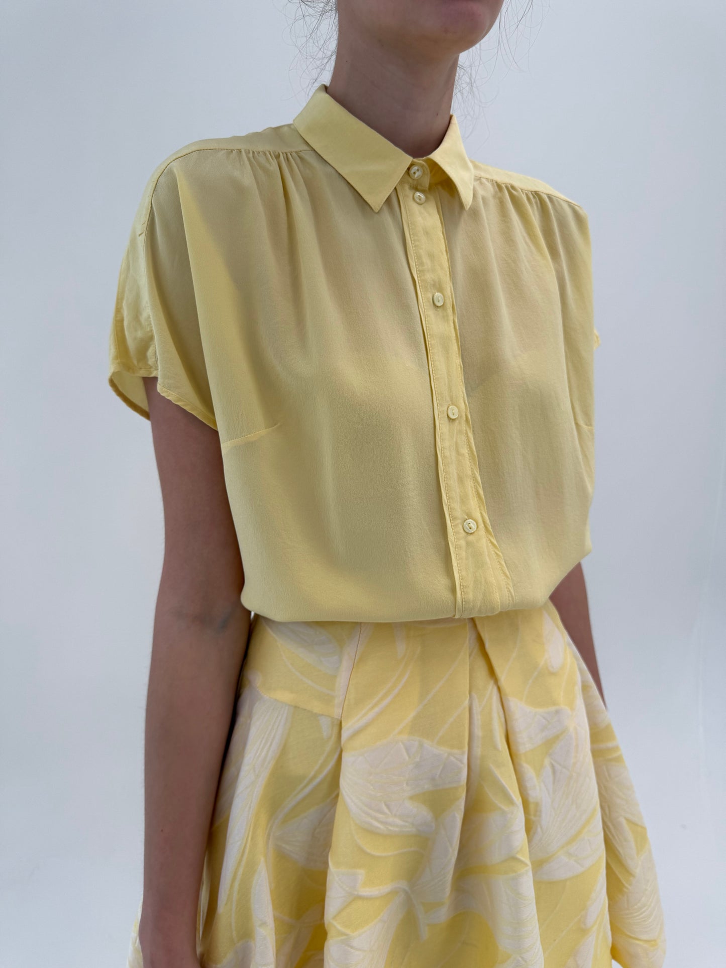 Cămașa vintage din mătase naturală butter yellow în croi drapat