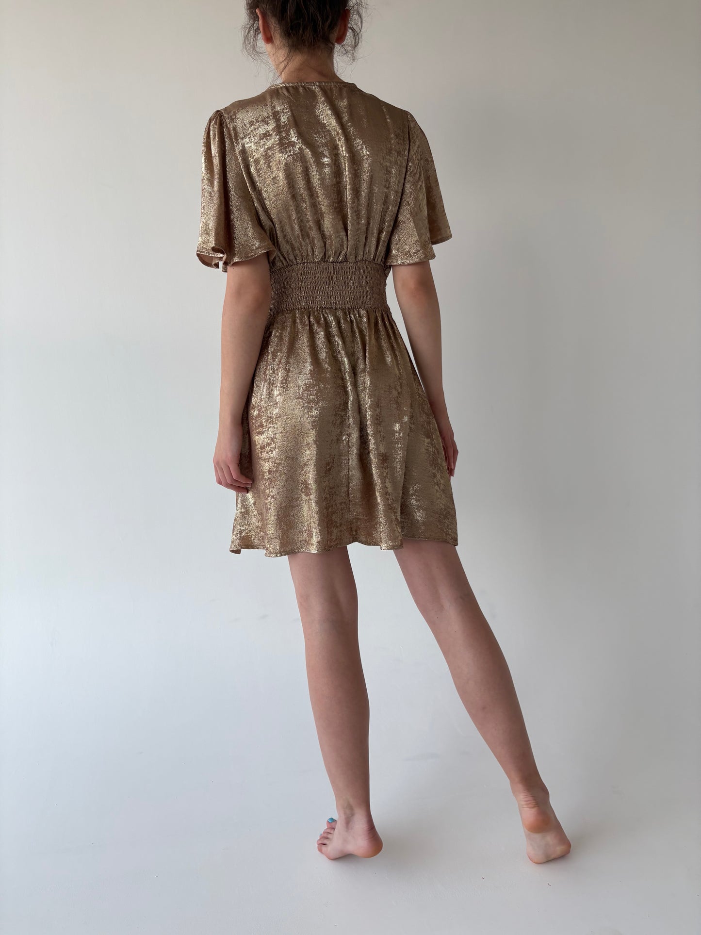 Rochie auriu antichizat cu bust drapat și talie ultra înaltă marcată