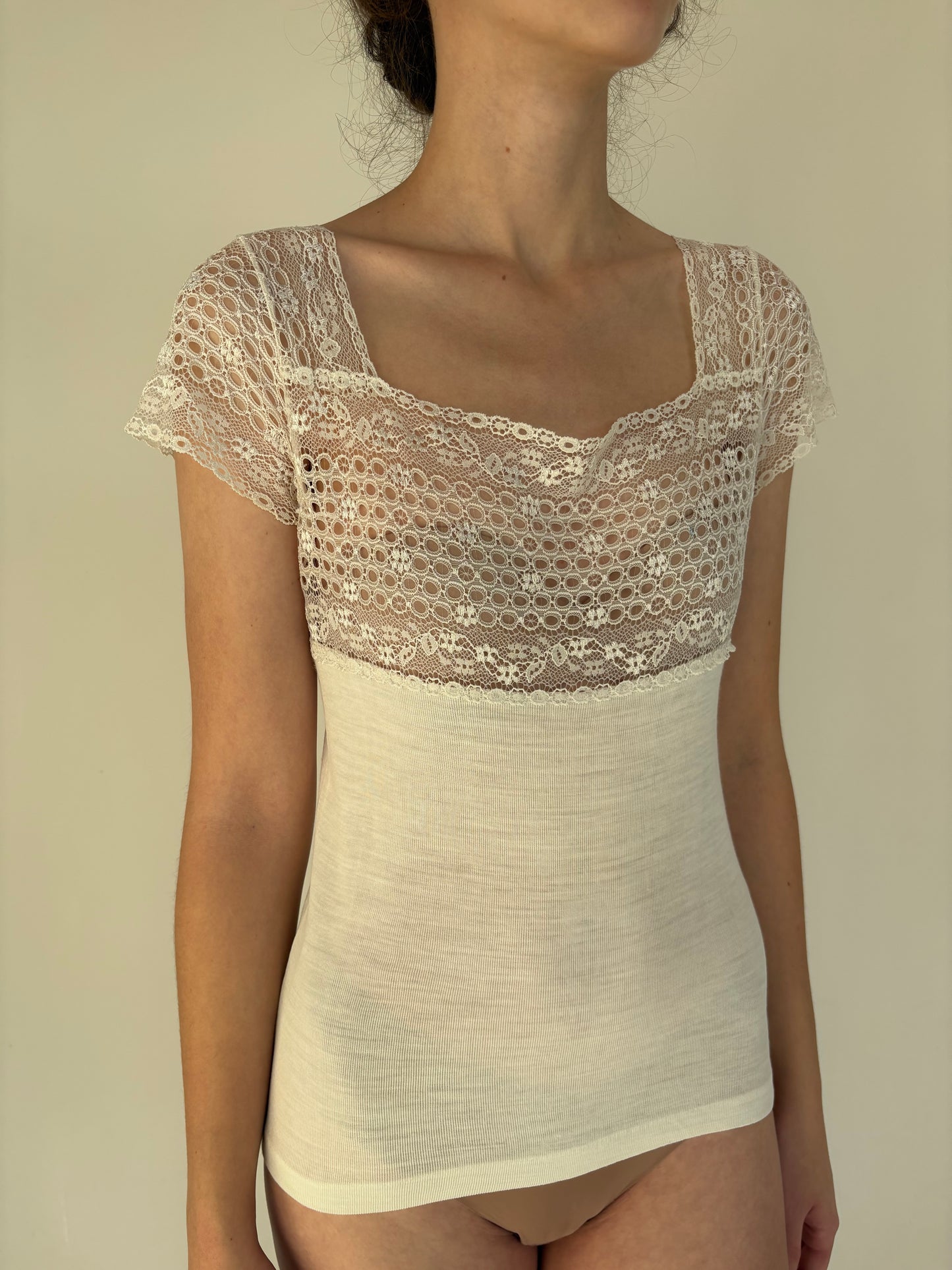 Top buttwr white din mătase naturală, cașmir și lana extrafina