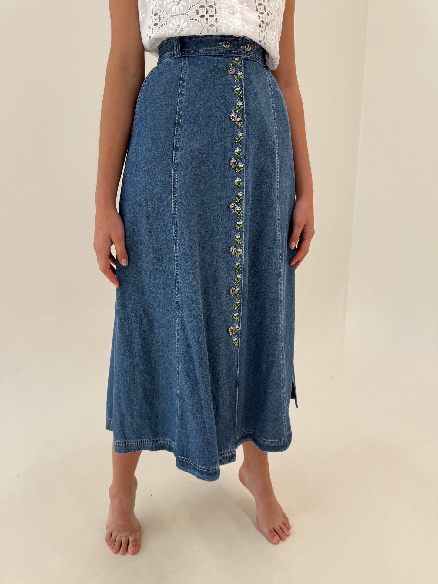 Fustă maxi în A din jeans moale de vară cu broderie delicată și buzunare