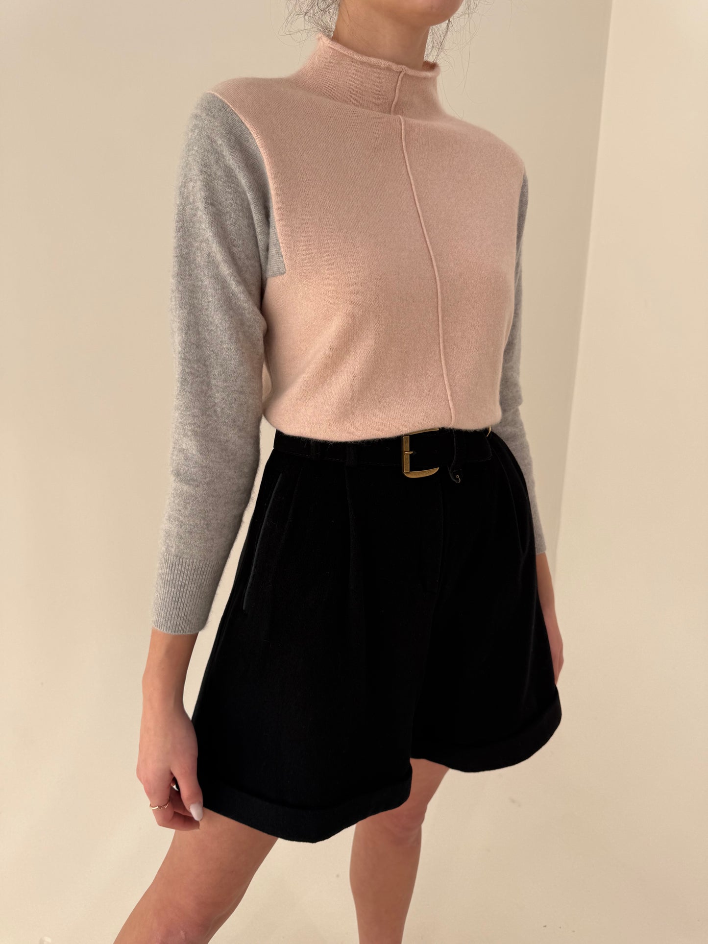 Pantaloni negri cu centură proprie și pense din lana și cașmir