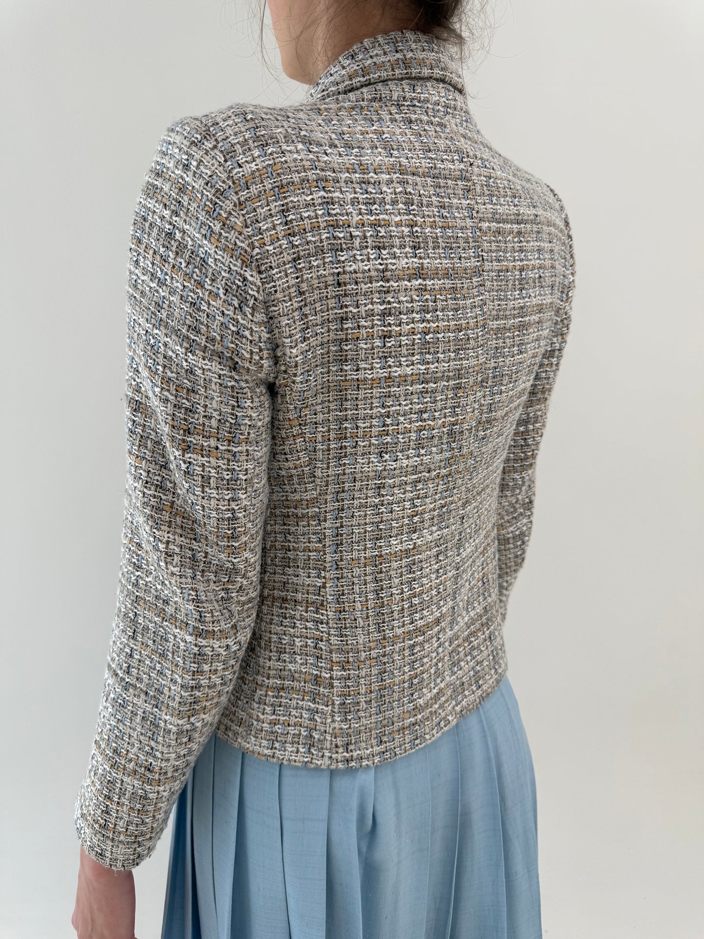 Sacou cambrat din tweed în stil chanel cu nasturi aurii și revere late