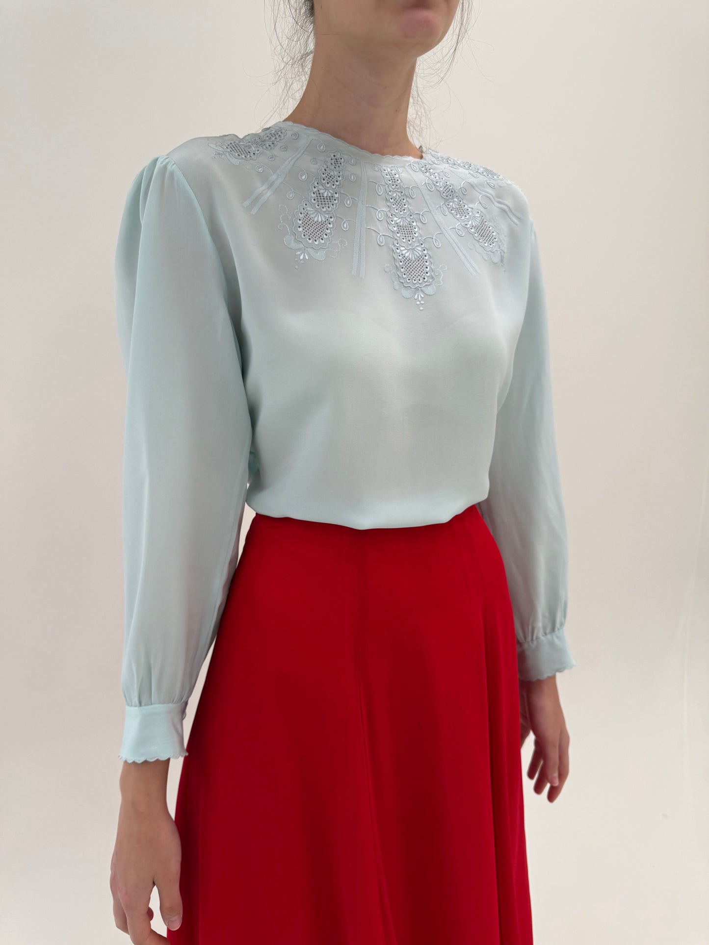 Cămașa bijterie baby blue din mătase naturală cu broderie manuală excepțională