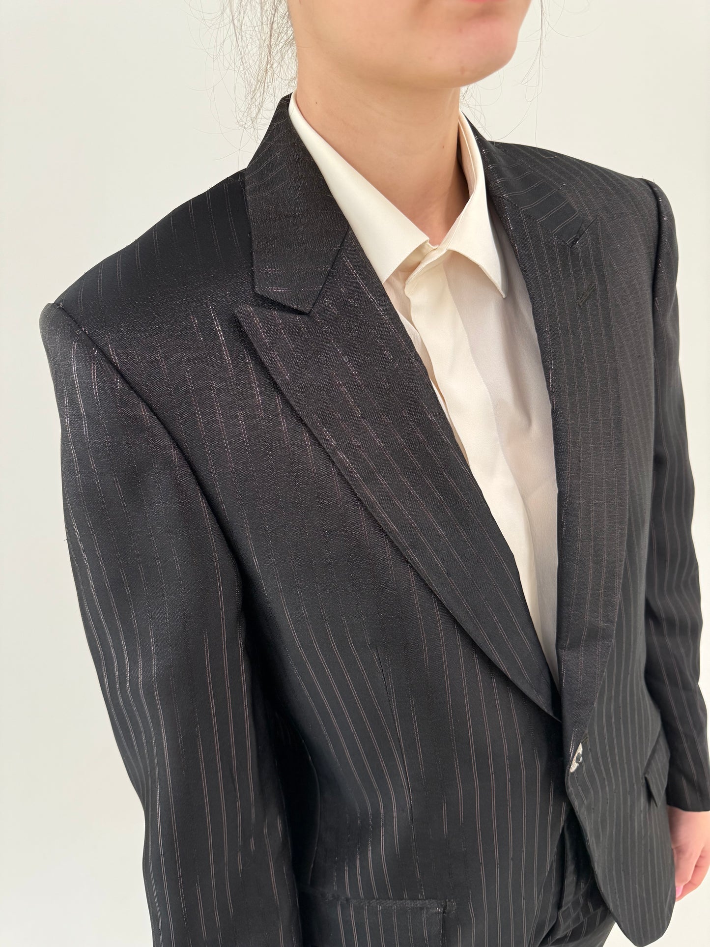 Costum de brand luxury italian prețios  perlat cu dungi fine verticale cool brown