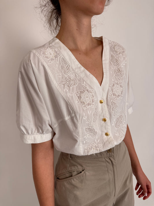 Cămașa vintage cambrata cu broderie și aplicații delicate