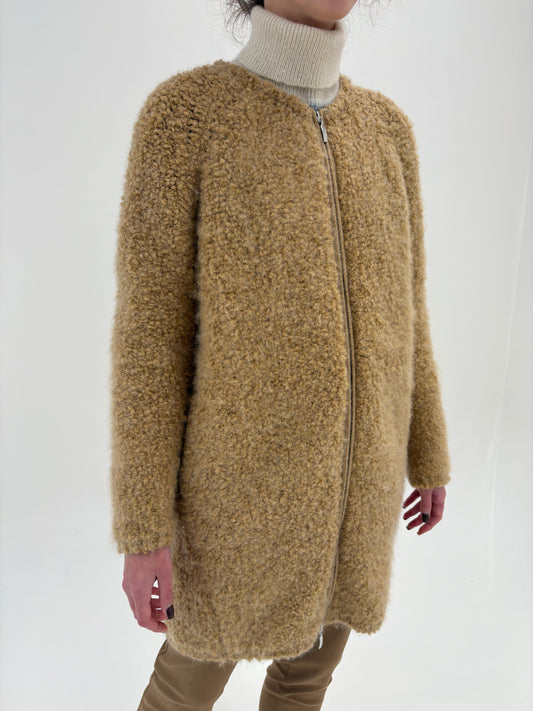 Mantou camel super confort în croi minimalist din boucle gros de lana