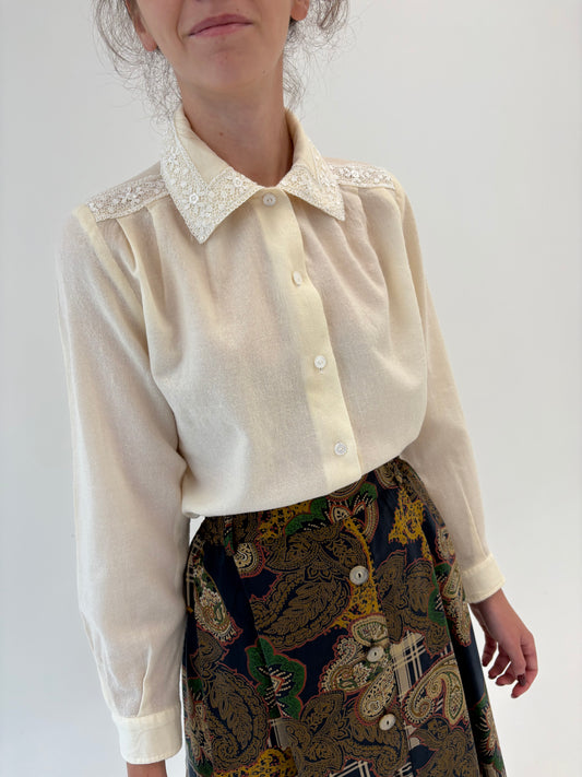 Cămașa vintage butter white din lana extrafina cu aplicații din dantelă macrame