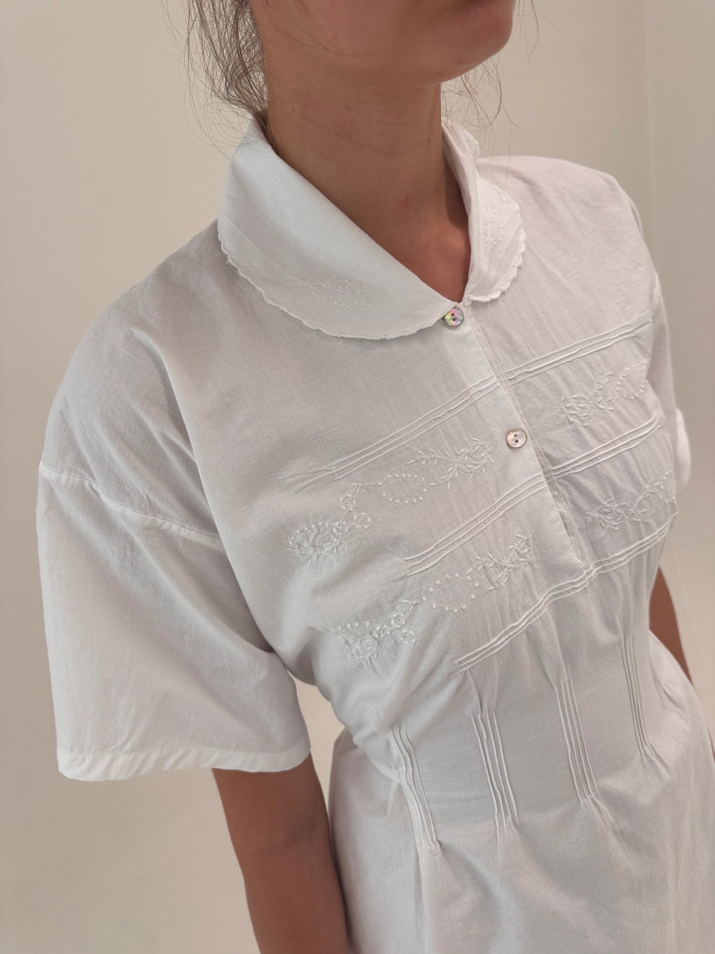 Rochie vintage maxi cu broderie manuală delicată și talie reglabilă