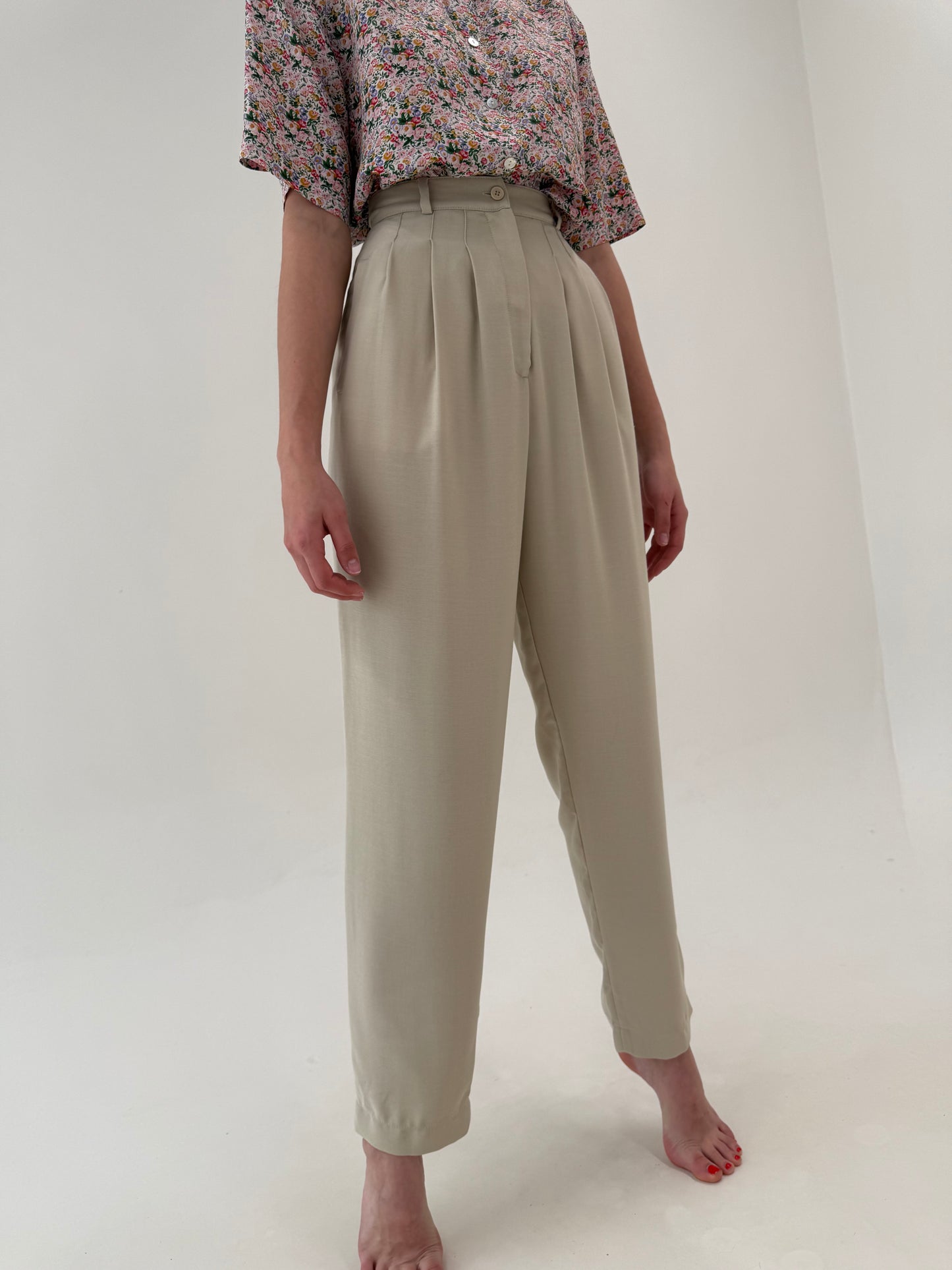 Pantaloni tall sand nude cu pense și talie extrem de înaltă