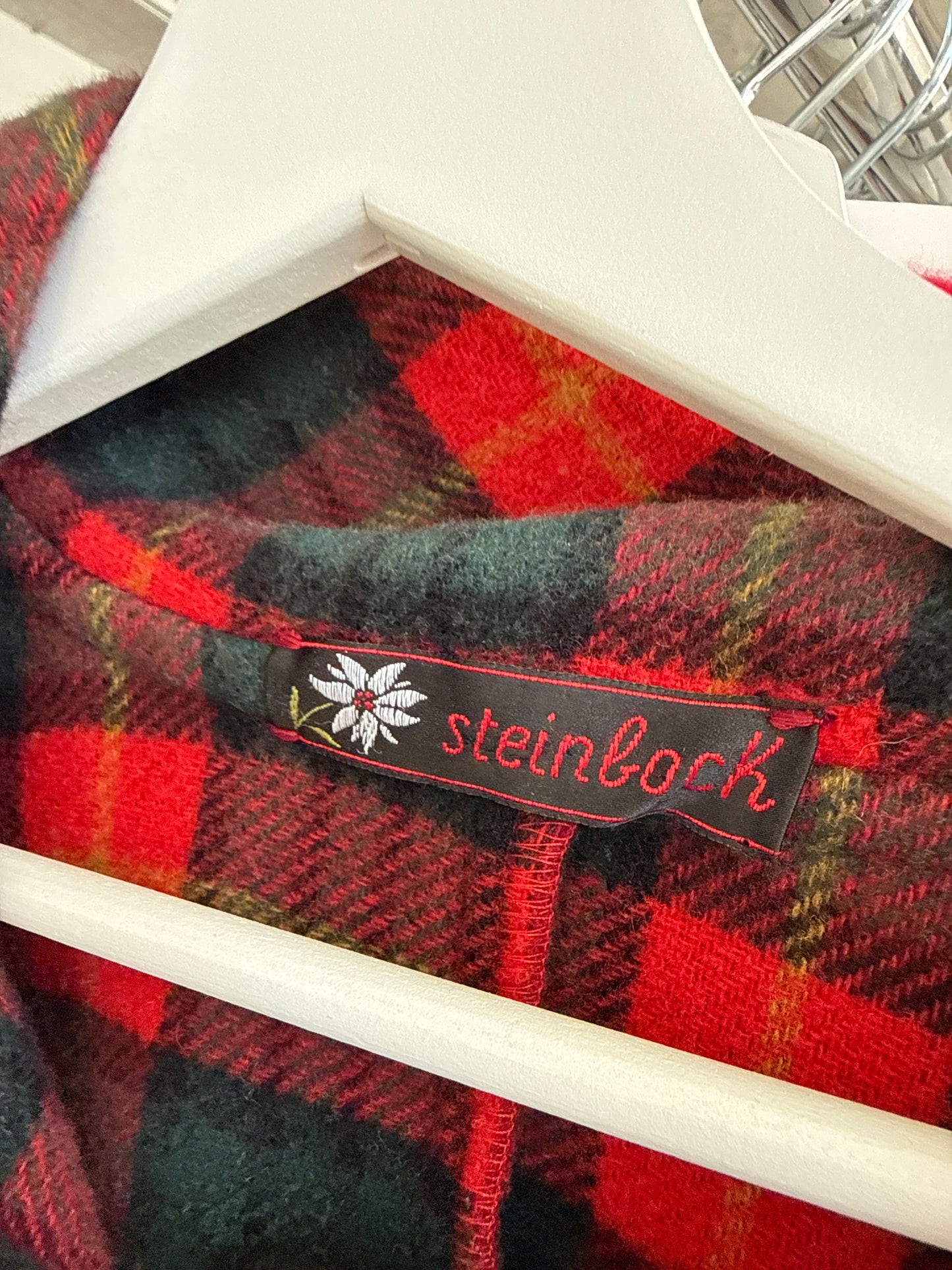 Capa din lana extrafina dark cherry red cu eșarfă proprie