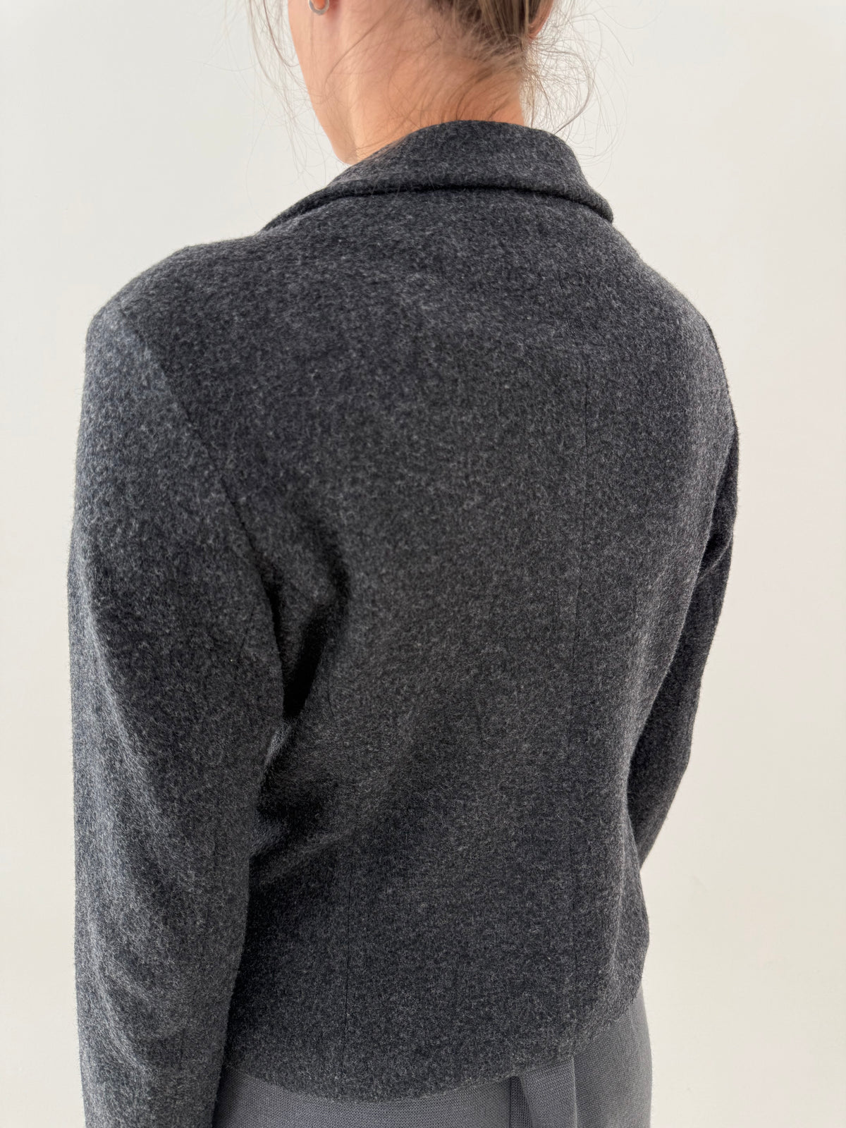 Sacou charcoal gray din boiled wool cu buzunare aplicate în croi ușor cambrat